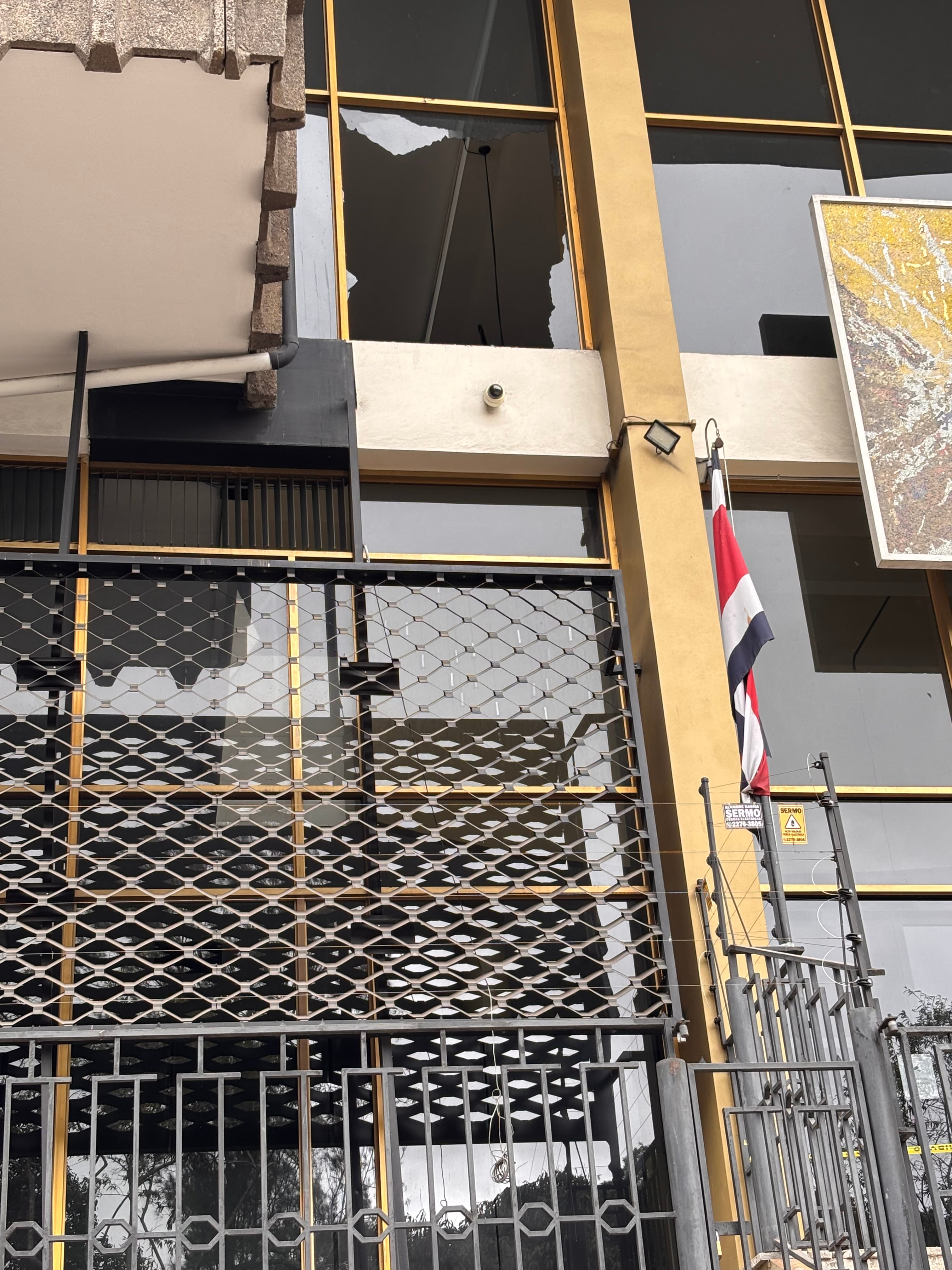 Daños por balacera en la Biblioteca Nacional en San José.