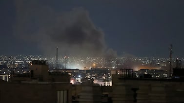 Israel golpea centro de armamento naval en Irán y sacude Teherán con explosiones