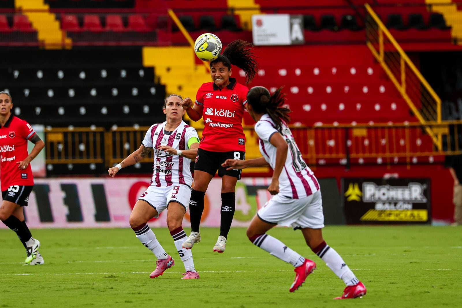 Alajuelense vs Saprissa, estadio Alejandro Morera