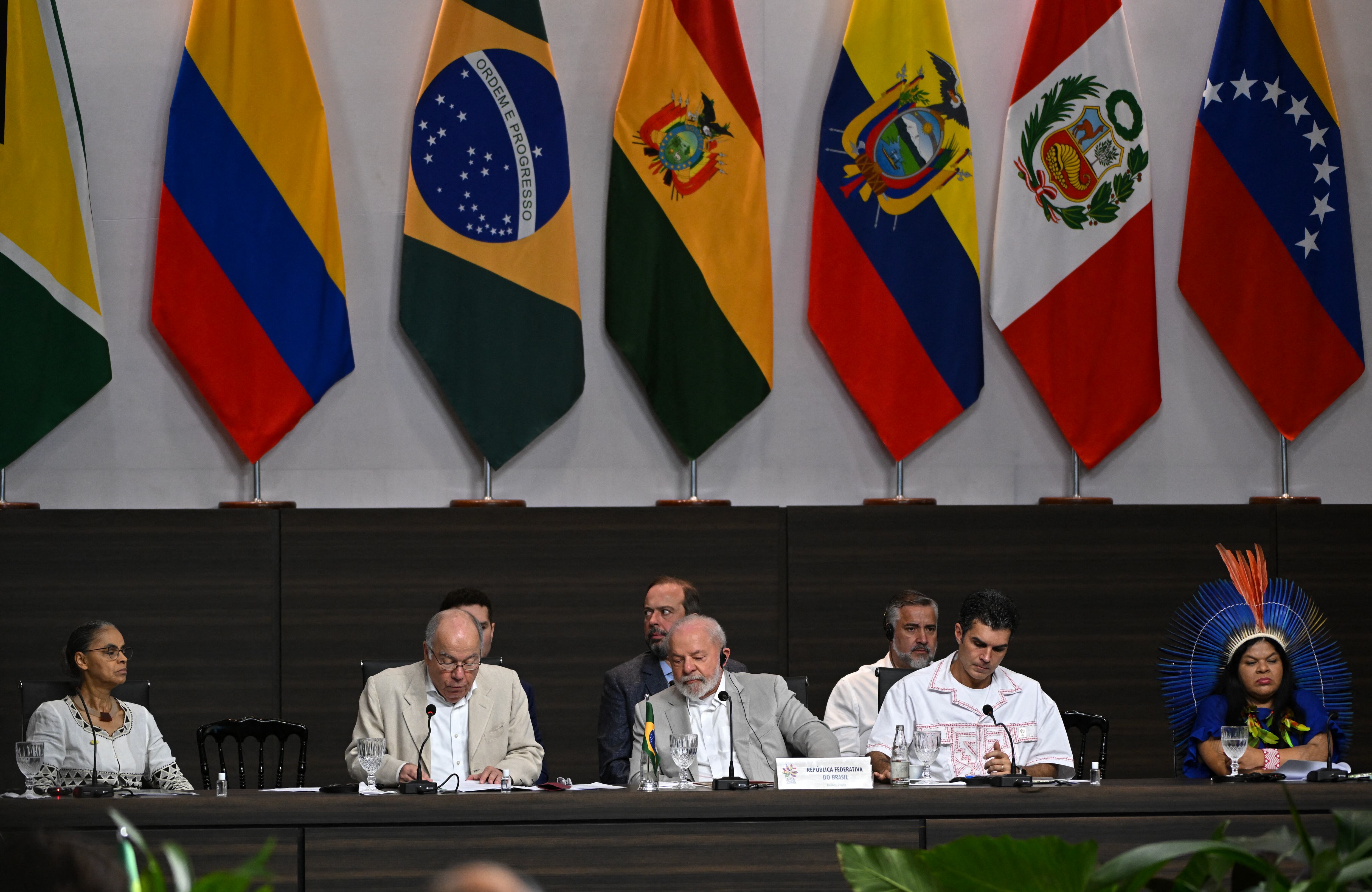 El canciller brasileño, Mauro Vieira, acompañado por la ministra de Medio Ambiente, Marina Silva, el presidente Luiz Inácio Lula da Silva, el gobernador del estado de Pará, Helder Barbalho, y la ministra de Pueblos Indígenas, Sonia Guajajara, pronuncia un discurso durante la Cumbre del Amazonas en el Centro de Convenciones Hangar en Belem, estado de Pará, Brasil, el 9 de agosto de 2023. Ocho países sudamericanos acordaron el martes lanzar una alianza para combatir la deforestación en el Amazonas, prometiendo en una cumbre en Brasil para evitar que la selva tropical más grande del mundo llegue a "un punto sin retorno".