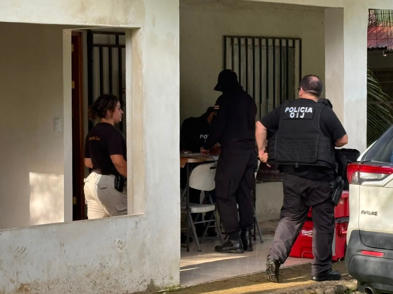 Una vivienda de dos pisos en remodelación, ubicada en una pequeña quinta y con piscina, era el principal punto de operaciones de la organización conocida como los Sicarios, dedicada a la venta de drogas y créditos gota a gota. El líder alias Sicarito y su mamá venían a este punto los fines de semana a recoger las ganancias producto de la ilícita actividad.