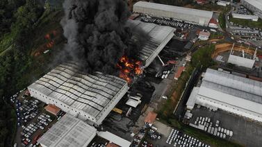 Incendio de grandes proporciones afecta bodega de repuestos de vehículos en Desamparados