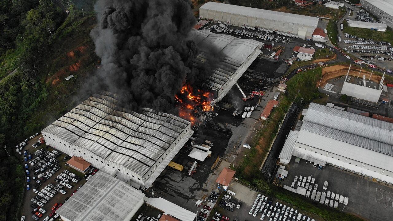 El fuego consumió un área de 10.000 metros cuadrados del Almacen Fiscal Las Brisas en San Rafael Arriba de Desamparados.