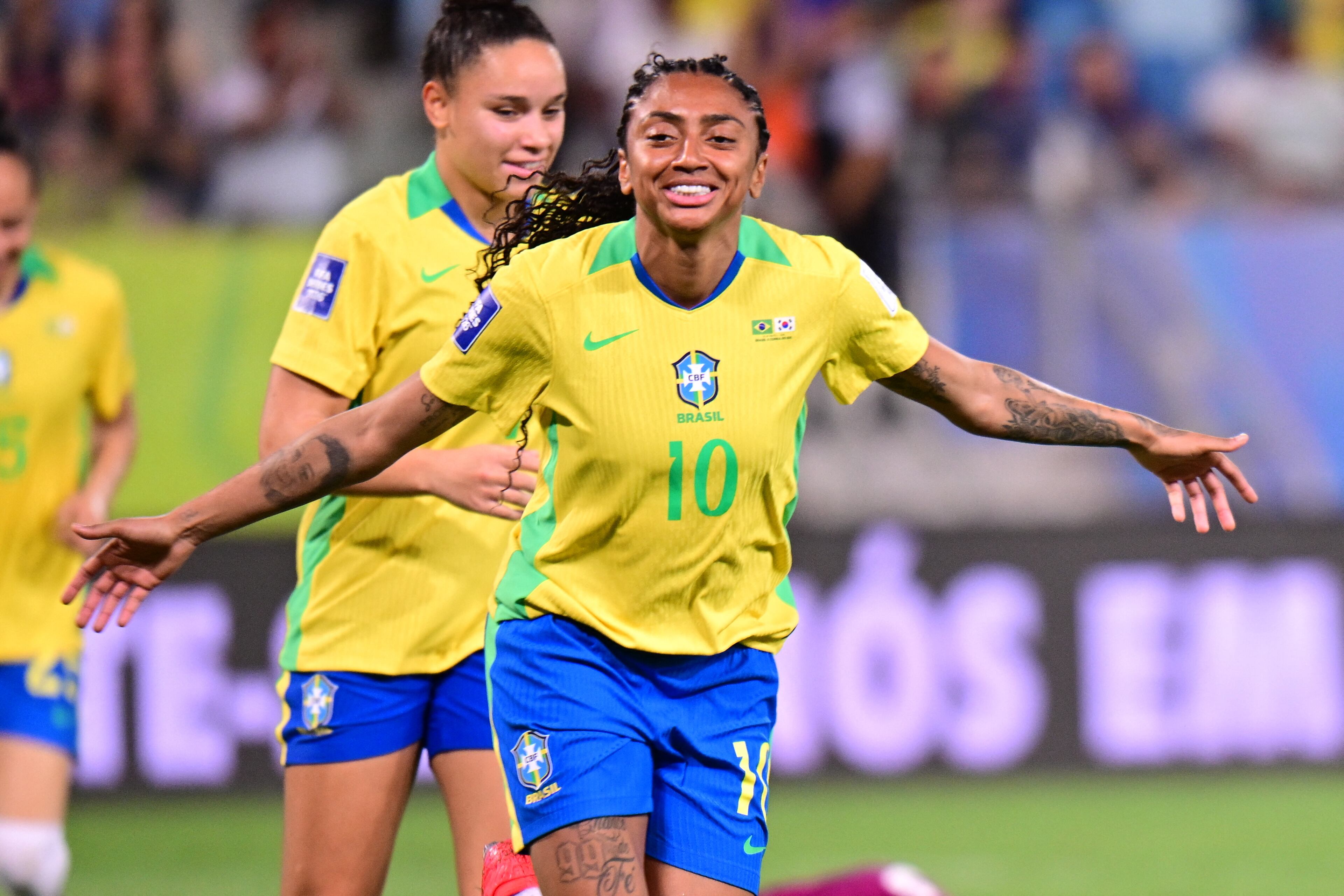 La jugadora brasileña Kerolin Nicoli celebra un gol contra Corea del Sur en un amistoso de marzo pasado. Ahora pasará al Barcelona por más de un millón de dólares.