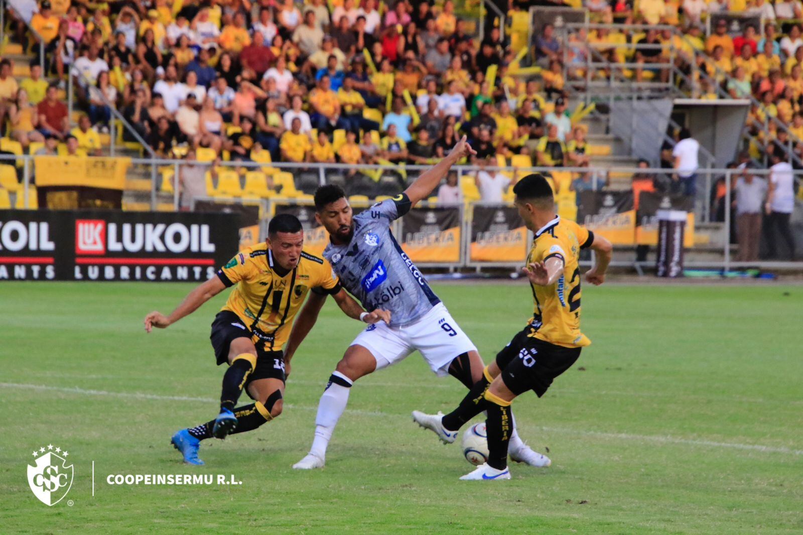 El atacante del Cartaginés, Marcel Hernández, no pudo imponerse ante los defensas de Liberia, en el estadio Edgardo Baltodano.
