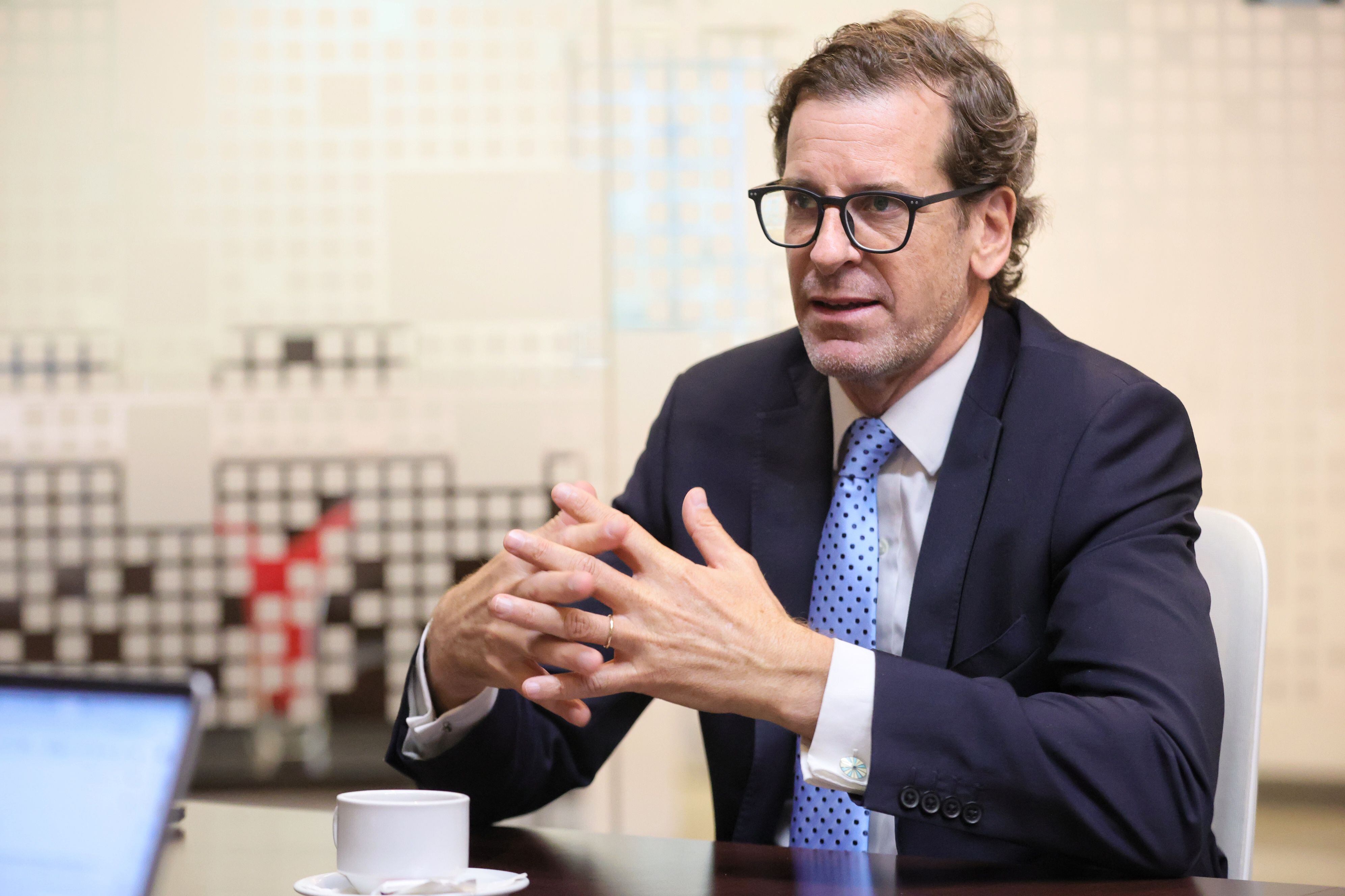 Julio Figueroa, director ejecutivo de Citi para Latinoamérica, viste traje oscuro y corbata azul mientras conversa en una entrevista.