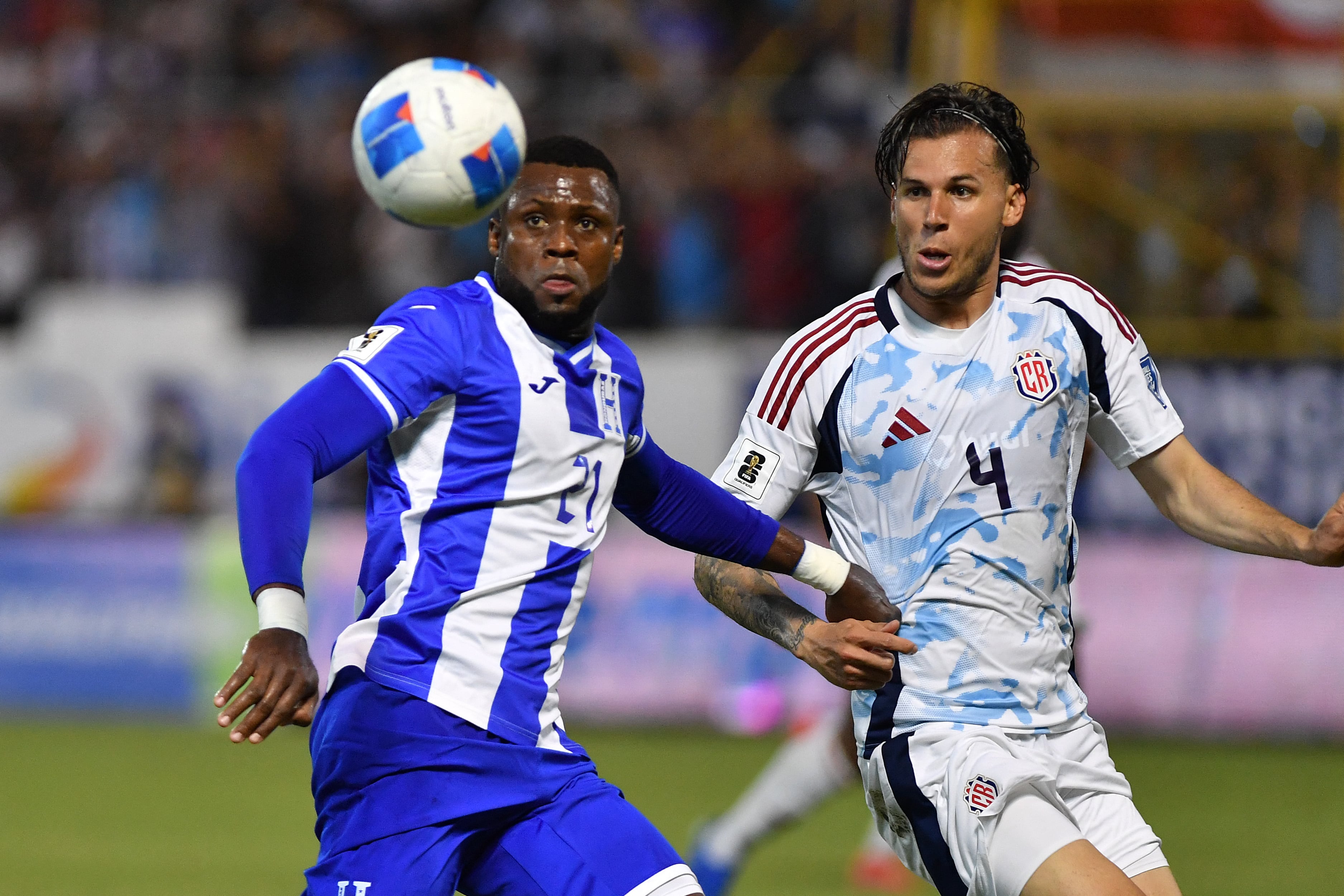 El delantero hondureño Yustin Arboleda enfrenta la marca de Juan Pablo Vargas de la Selección de Costa Rica, por el duelo rumbo al Mundial 2026.