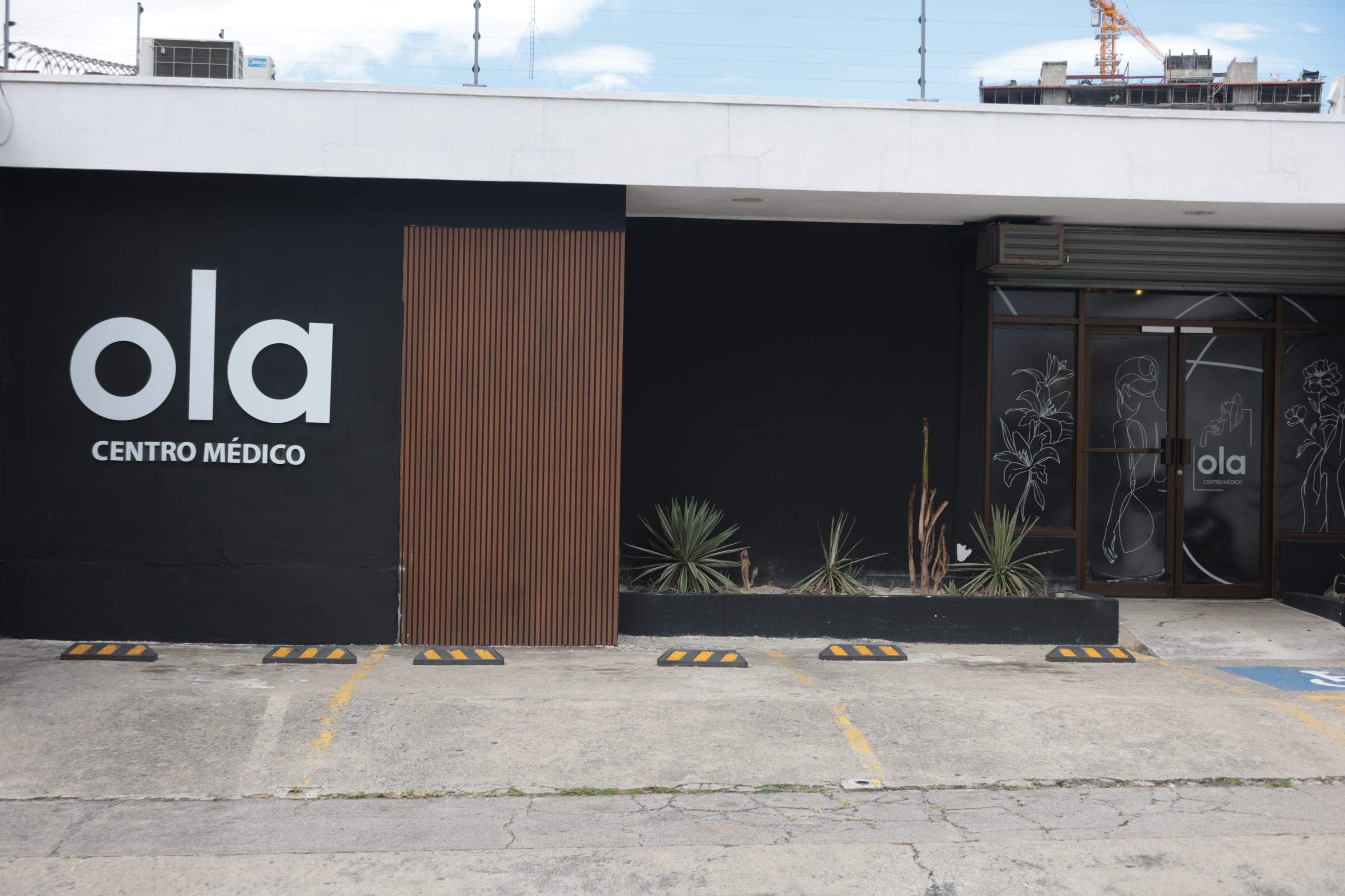 04/02/2026/ Fotos de la fachada del centro médico OLA el cual fue allanada en horas de la mañana / Foto John Durán