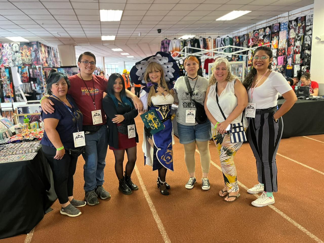 La tienda virtual Dragon Slayer Store ha participado en diversos eventos Geek, para los que ha requerido colaboración de diferentes personas por la masividad de los eventos. En la fotografía de izquierda a derecha: Grettel Álvarez, José Pérez, Estefany Cornejo, Rosmari Osorio, Jazmín Vargas, Rosa Josefina Lo Tur y Daniela Gutiérrez.