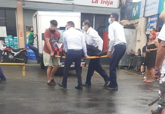 Compañeros del guarda baleado lo auxiliaron y lo llevaron al centro médico. Foto: suministrada por Reiner Montero.