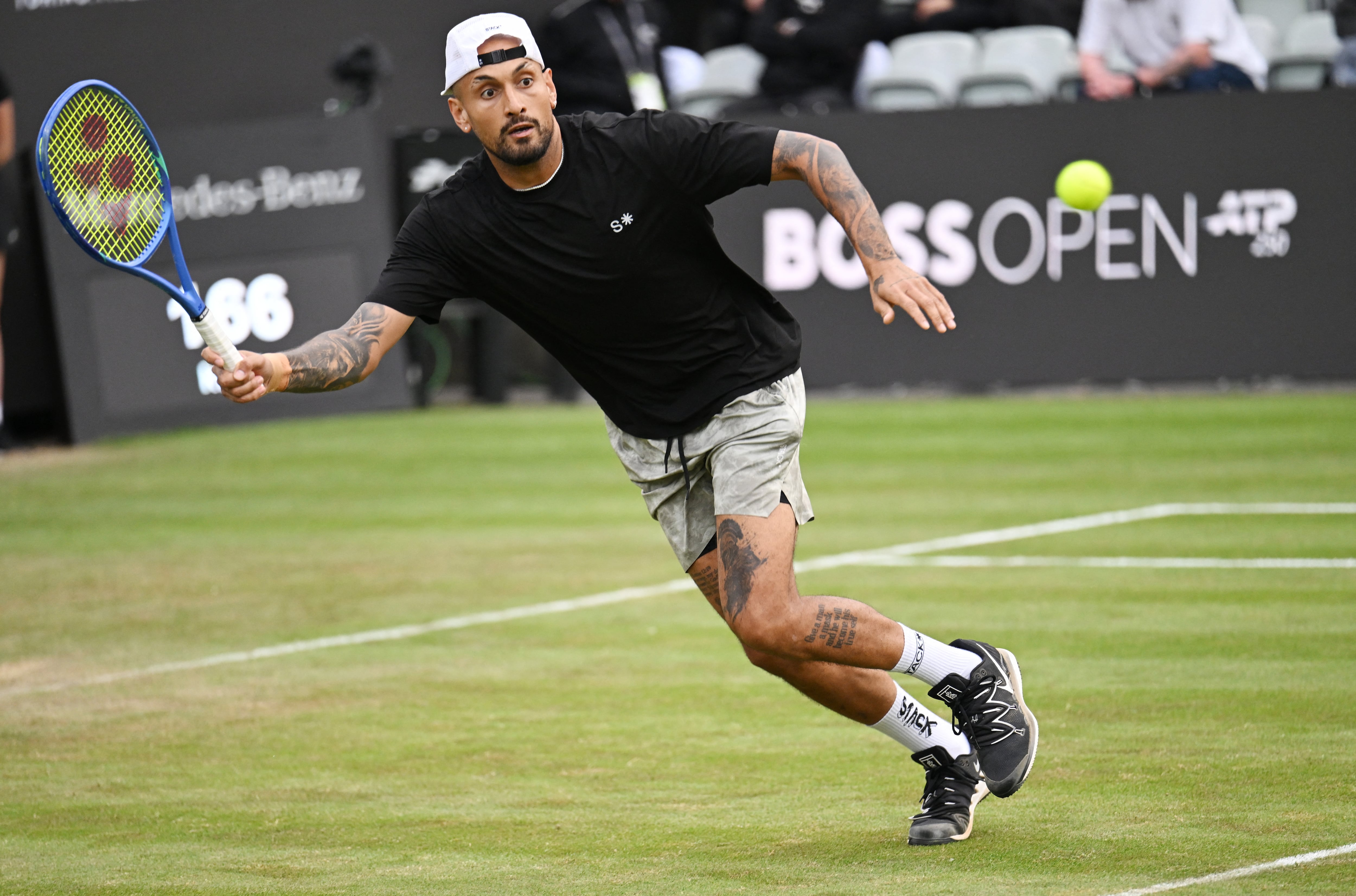Nick Kyrgios, aquí en un torneo de junio pasado en Stuttgart, Alemania. El tenista australiano enfrenta un difícil momento por examen antidopaje que reveló presencia de cocaína.
