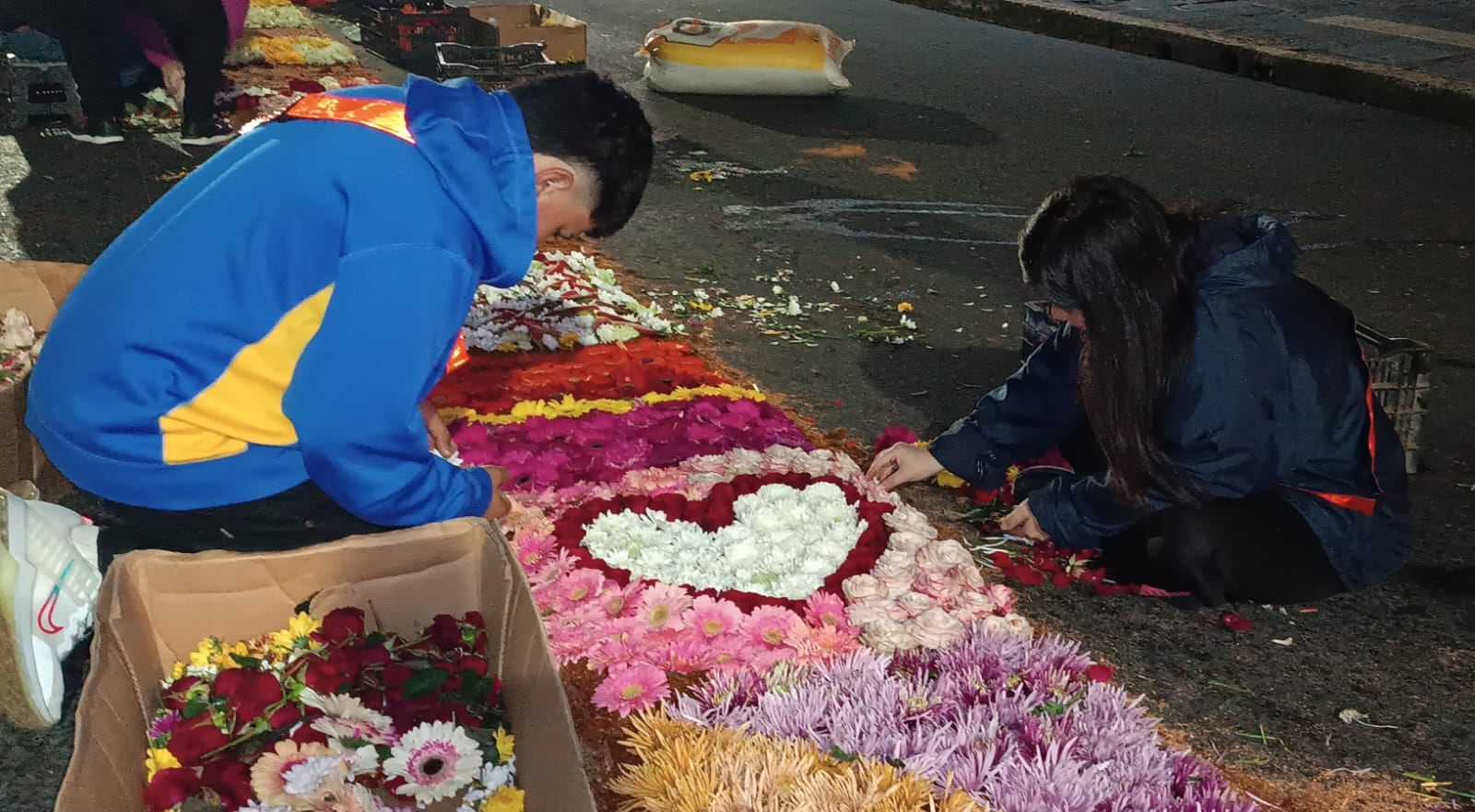en la imagen alfombras de aserrín