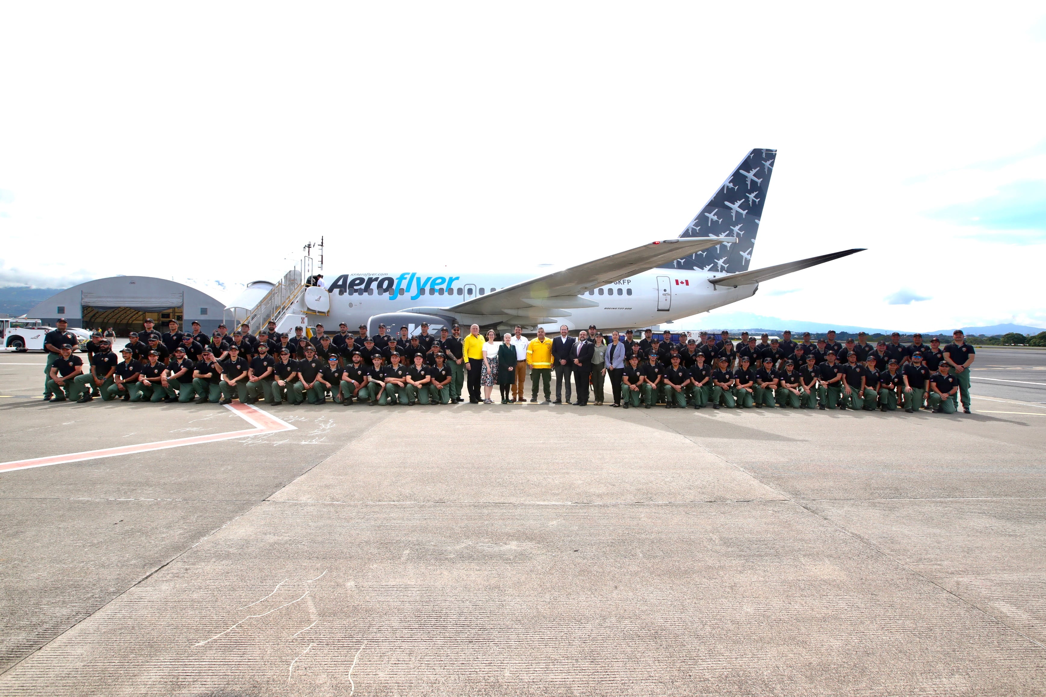 Bomberos forestales parten para Canadá