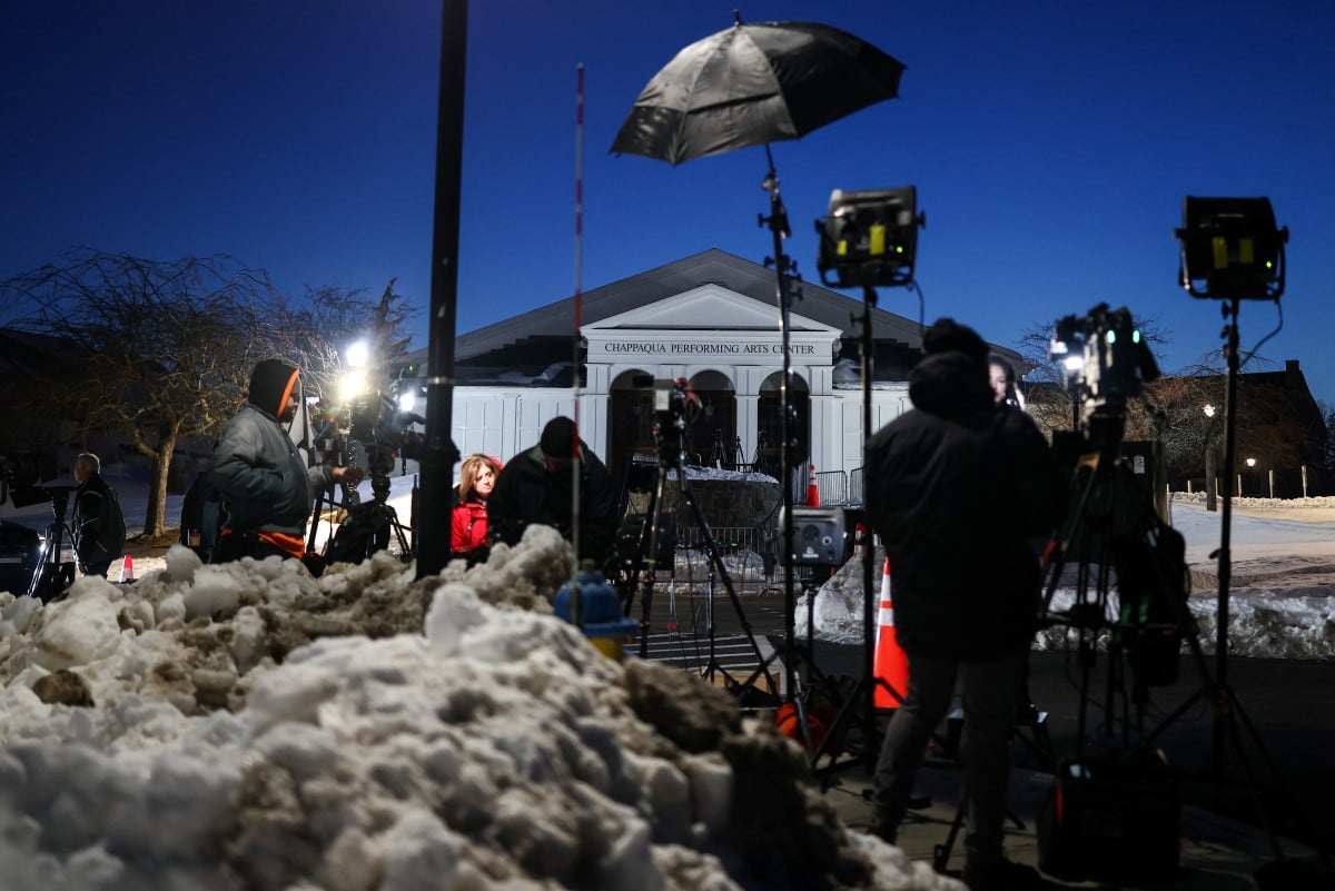 Equipos de televisión se instalan frente al Chappaqua Performing Arts Center, en Chappaqua, el 26 de febrero de 2026, antes de las declaraciones de Hillary Clinton y Bill Clinton.