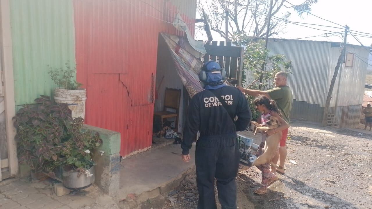 Esta es parte de una visita del Ministerio de Salud para control del dengue.
Fotografía: Ministerio de Salud