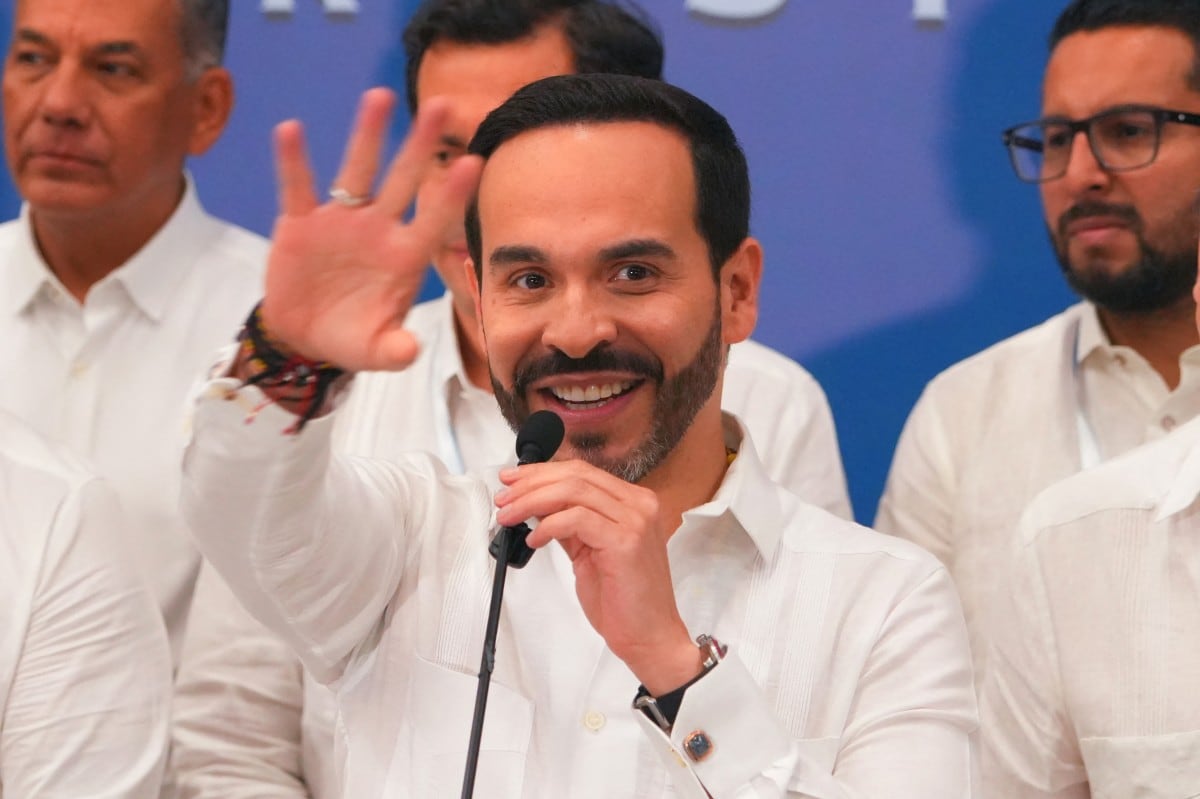 El presidente electo de Colombia, Abelardo de la Espriella, saluda mientras pronuncia un discurso durante la Cumbre de Seguridad Urbana, en la que participaron alcaldes de distintas regiones, en Barranquilla, Colombia.