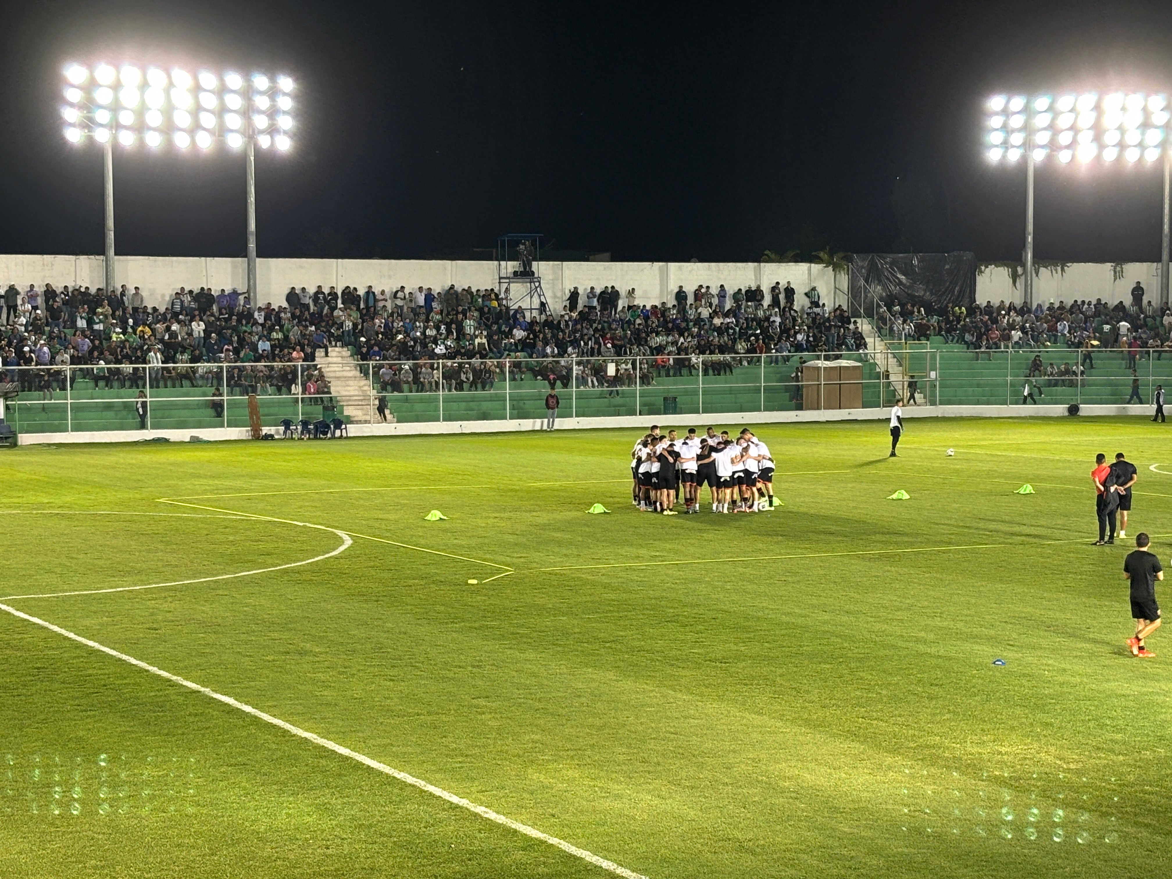 Liga Deportiva Alajuelense salió a calentar a las 7:20 p. m. en el Estadio Pensativo.