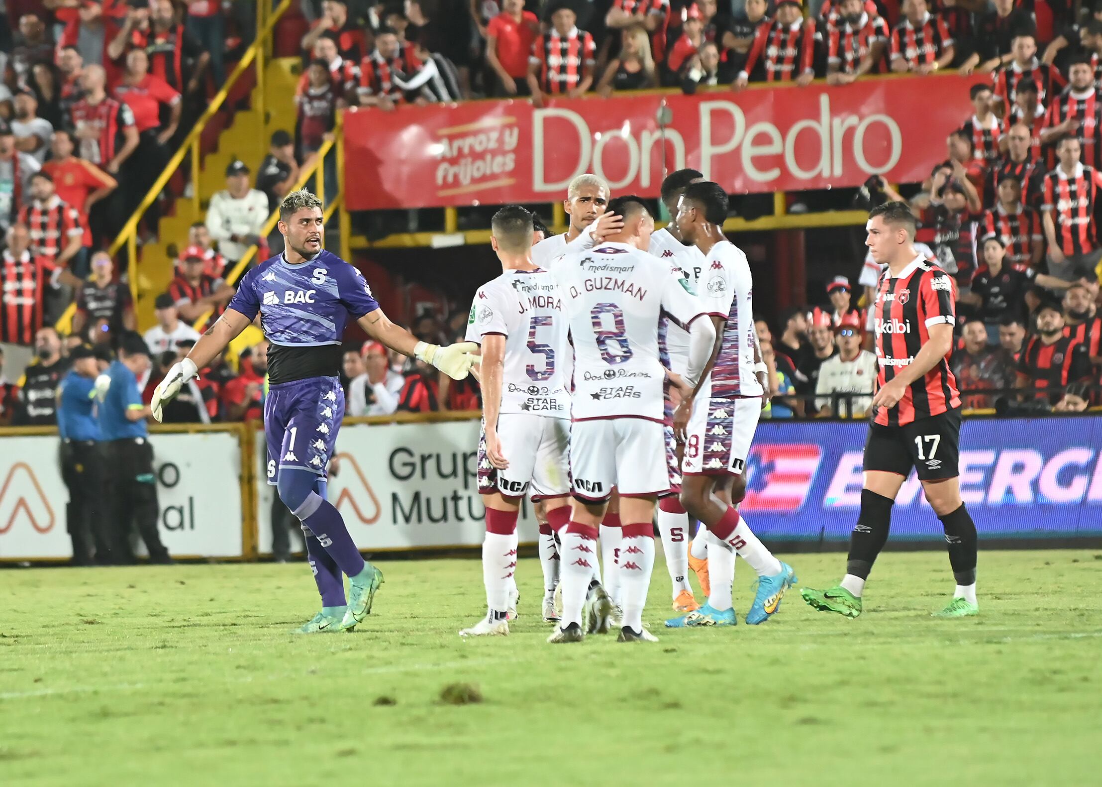 22/05/2024/ Juego entre Liga Deportiva Alajuelense vs Saprissa por el partido de ida por la final de l Liga Promerica en el estadio Alejandro Morera Soto / Foto Albert Marín