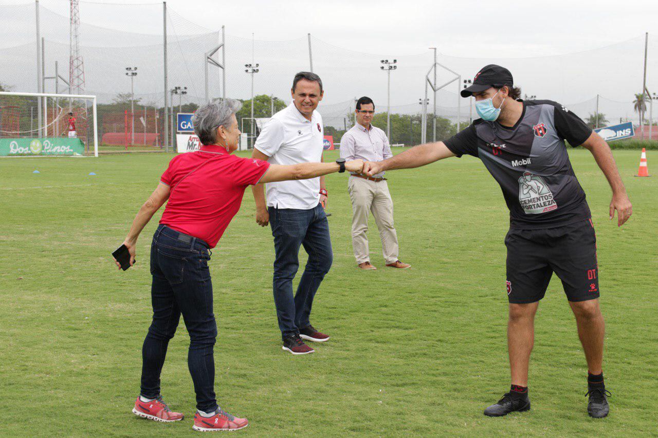 La asesora del ministerio de Deportes, Marta Solano, choca puños con Andrés Carevic, mientras los observan Fernando Ocampo y Hernán Solano. Fotografía: Prensa Alajuelense