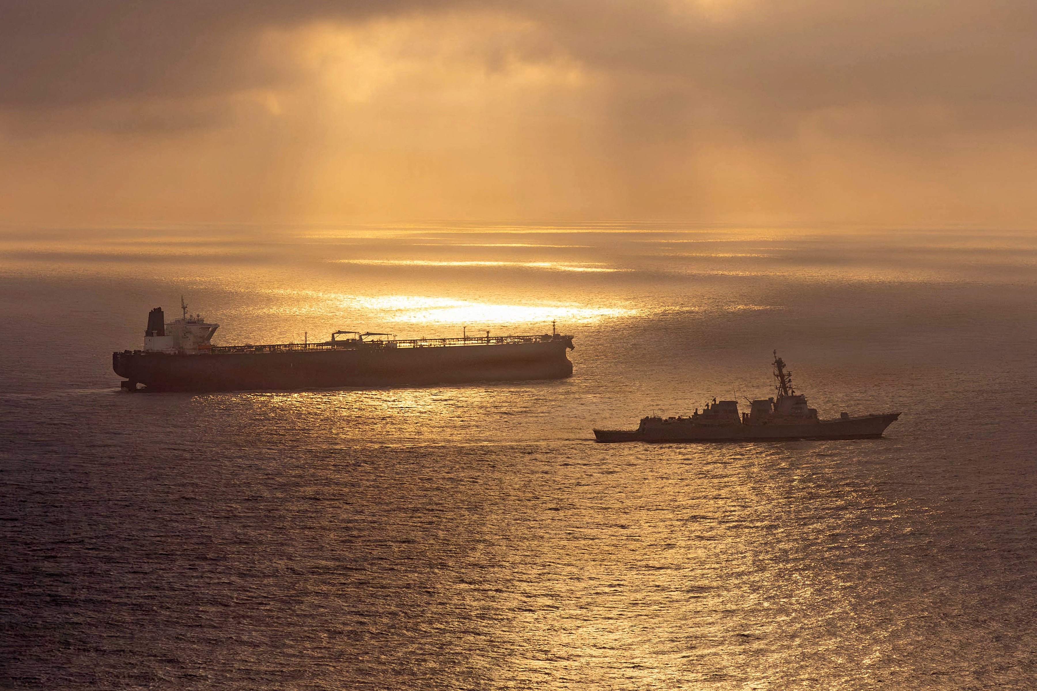 Imagen del destructor de misiles guiados de la clase Arleigh Burke, USS Rafael Peralta (DDG 115), implementando un bloqueo marítimo contra el buque petrolero Herby, con bandera iraní, mientras este intentaba dirigirse a un puerto iraní, el pasado 24 de abril de 2026.