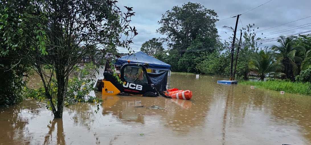 La Comisión Nacional de Emergencias compartió imágenes que evidencian el nivel del agua en algunas calles.