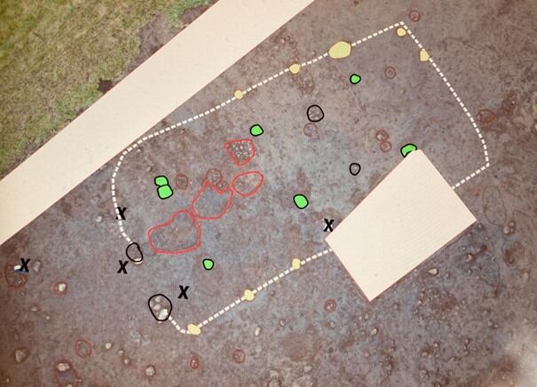 El contorno de la imagen muestra dónde estaba ubicada la casa. La cruz de la derecha muestra dónde se encontró el tesoro de plata.