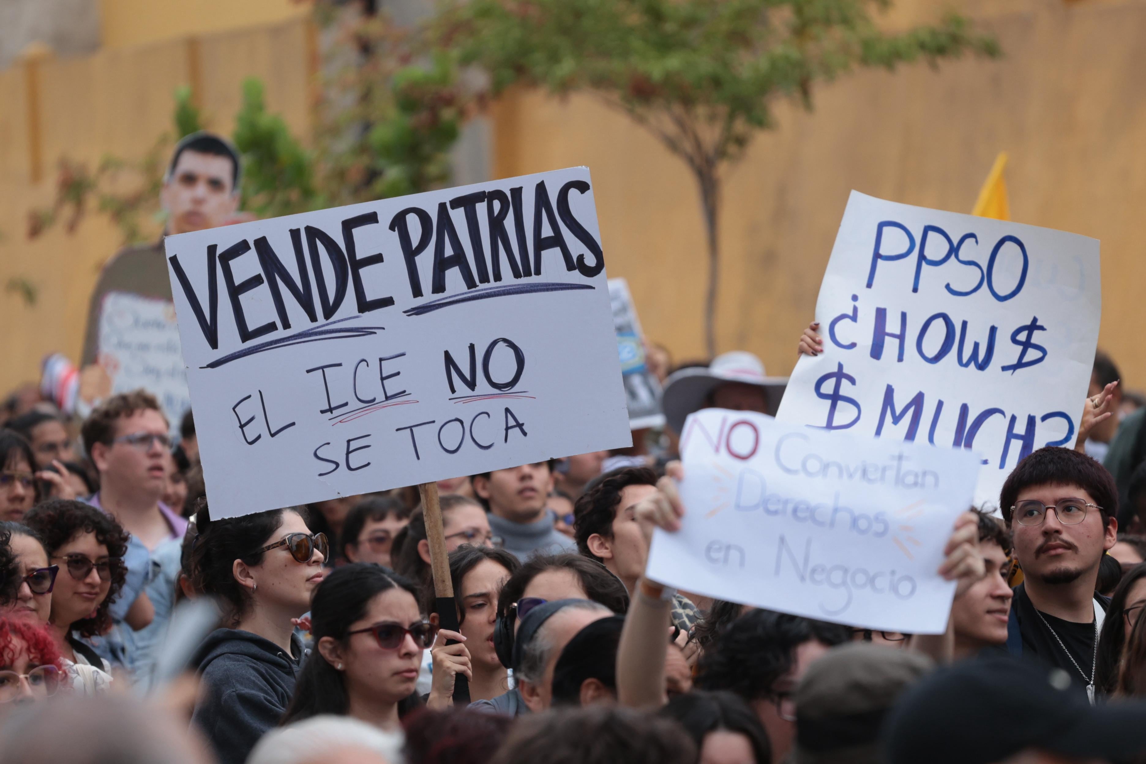 Un grupo de manifestantes que se oponen al proyecto de armonización eléctrica se concentran en las afueras de la Asamblea Legislativa el 26 de mayo de 2026.