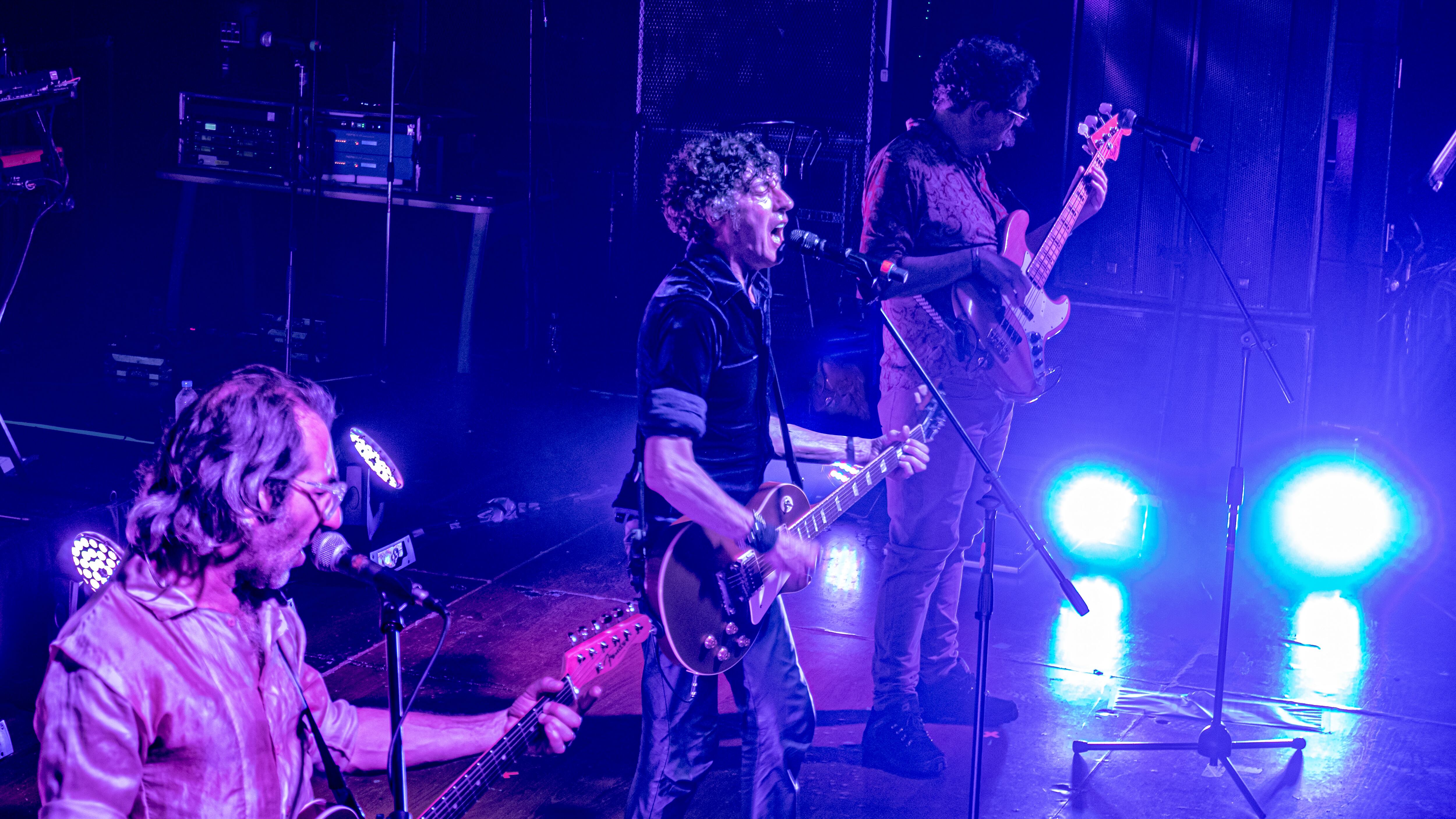 Cuarteto de Nos en concierto en Costa Rica en setiembre del 2023. El grupo es uno de los más representativos del rock de Uruguay.