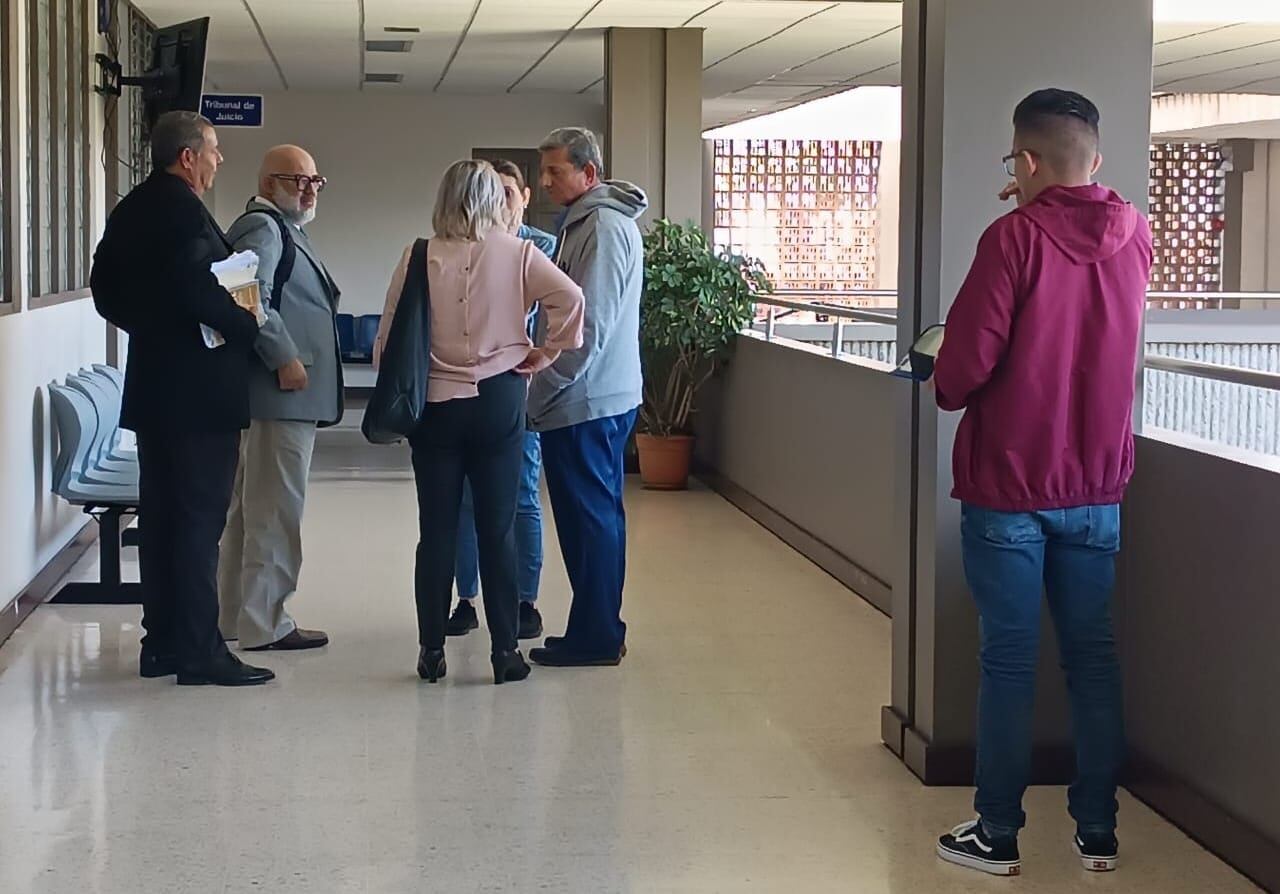 El imputado (sueter roja) esperó a don José Antonio Carmona, papá de la víctima, para conversar con él a solas. Este jueves se leerá la sentencia.