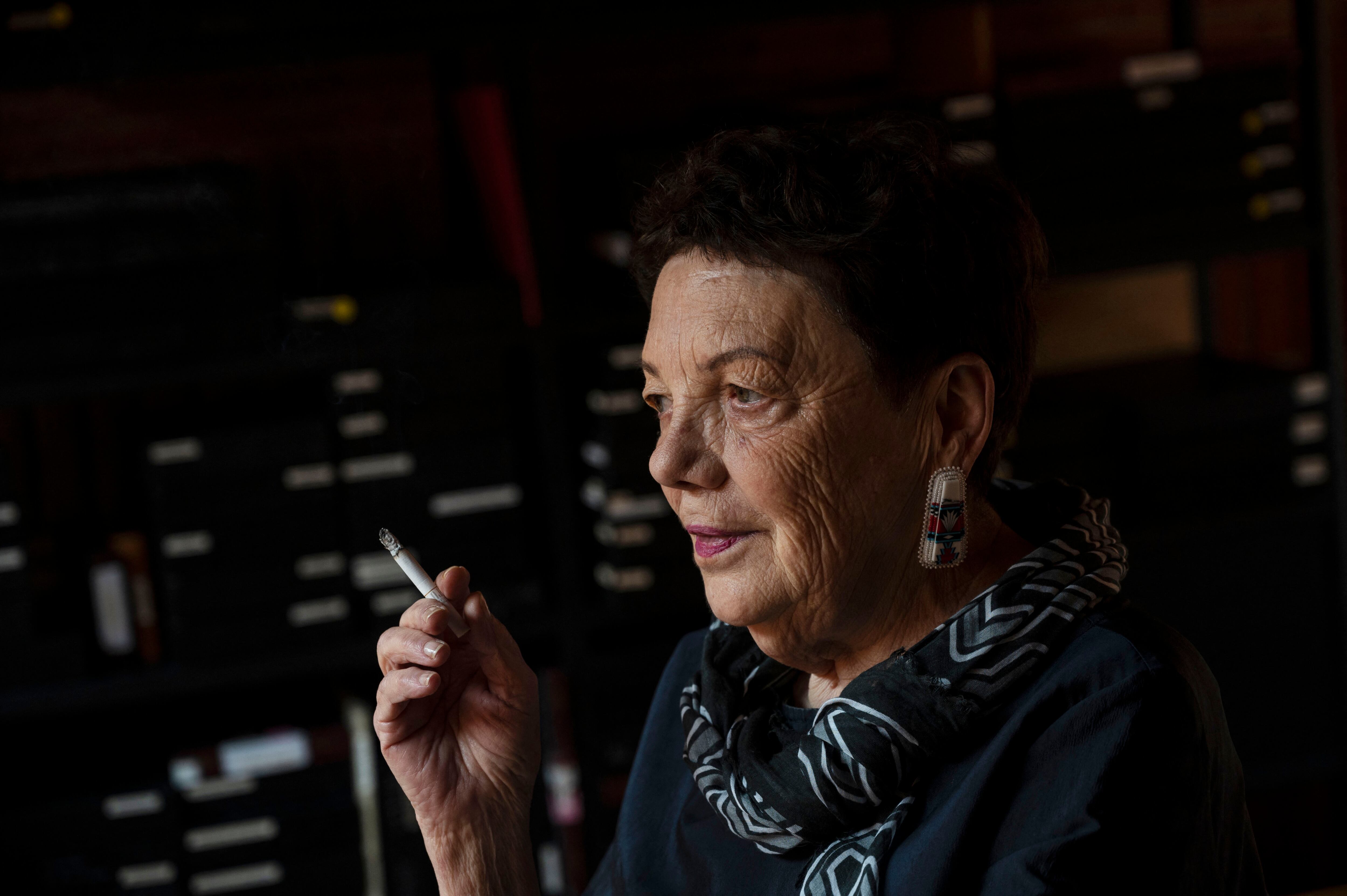 La fotógrafa mexicana Graciela Iturbide es fotografiada en su estudio diseñado por el arquitecto mexicano Mauricio Rocha en Ciudad de México, el 22 de octubre de 2021.