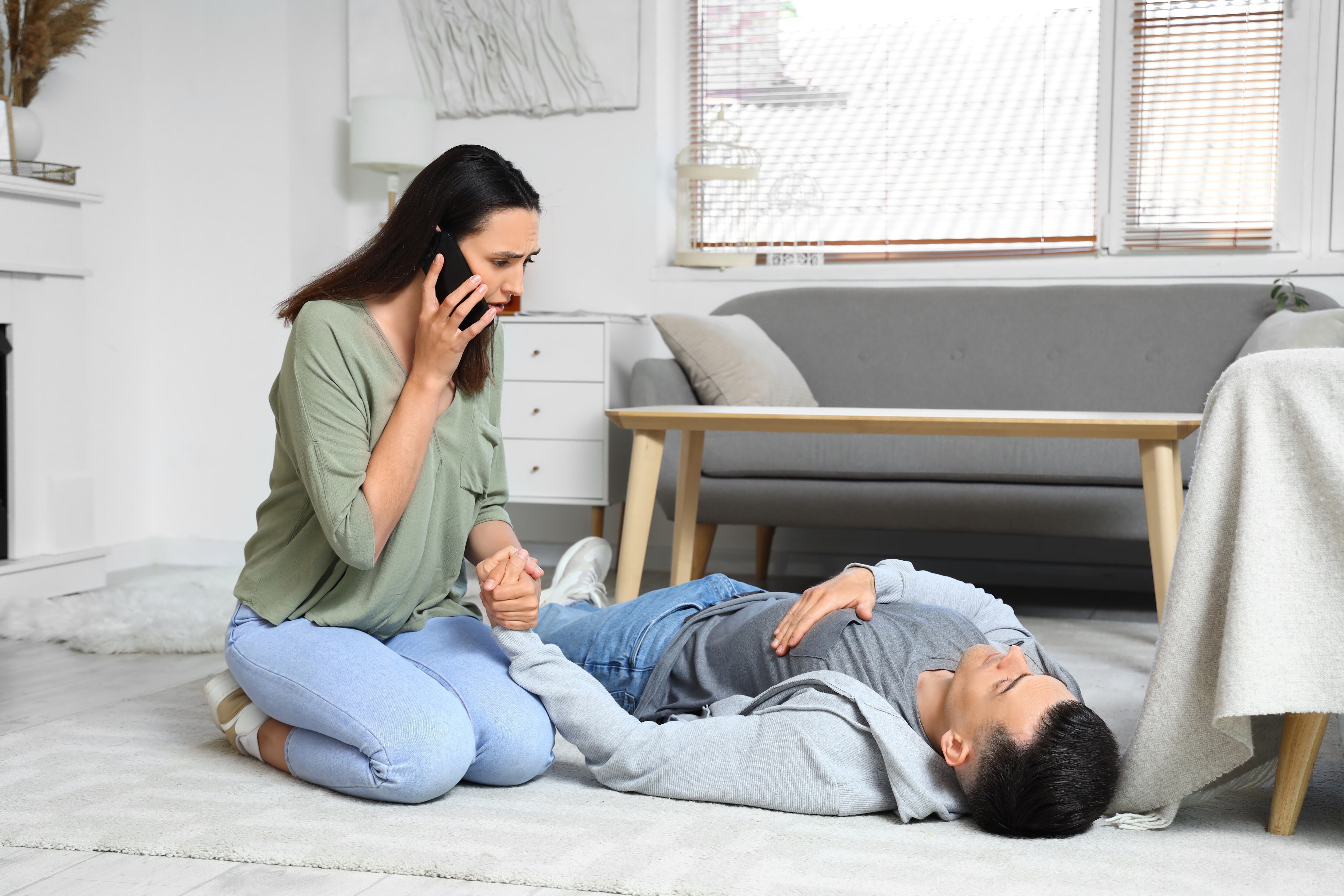 Llamar al 911 es la primera forma de ayudar a quien tiene un ataque al corazón.
Fotografía: Shutterstock