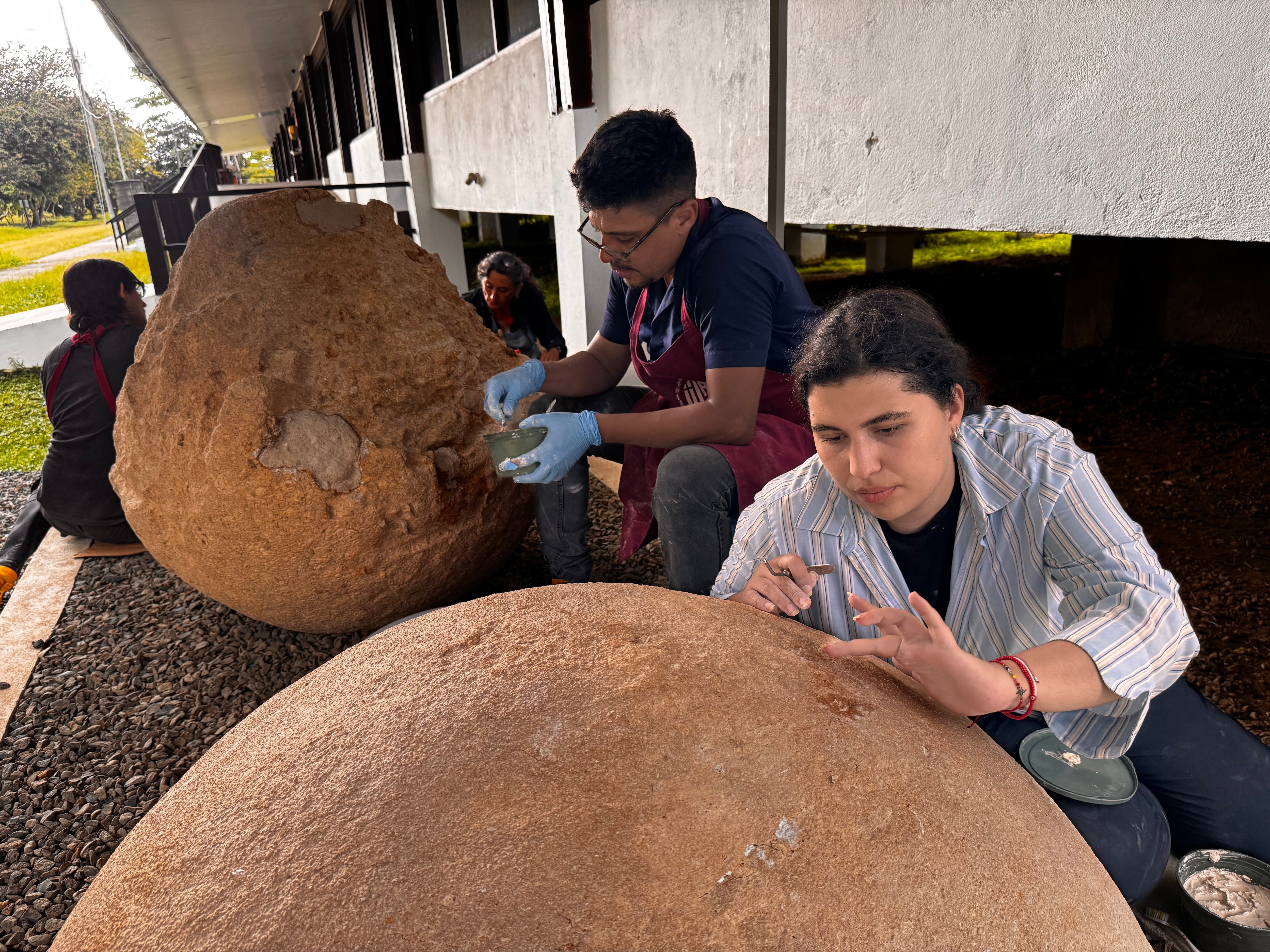 Un hombre y una mujer trabajan en la restauración de las esferas.