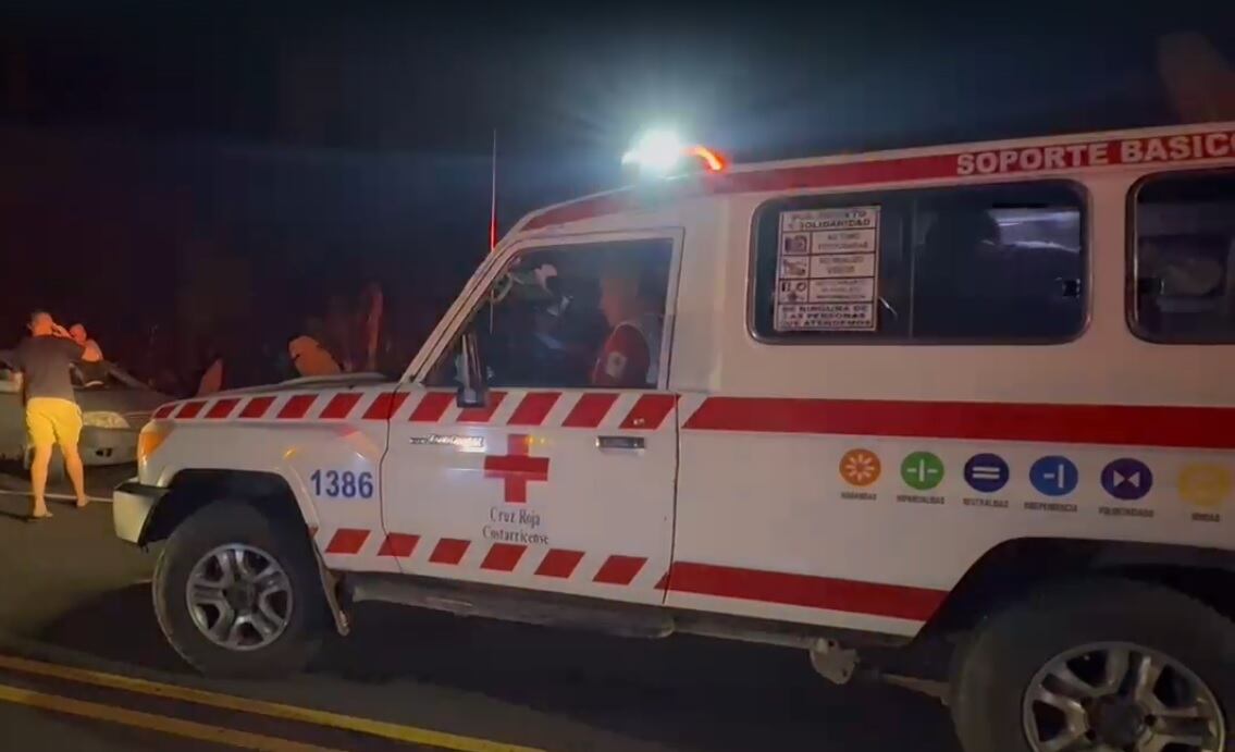 Esta tarde en Desamparados, cerca del Mall Multicentro, una triple colisión dejó a un motociclista gravemente herido, por lo que fue trasladado en condición roja al Hospital San Juan de Dios.