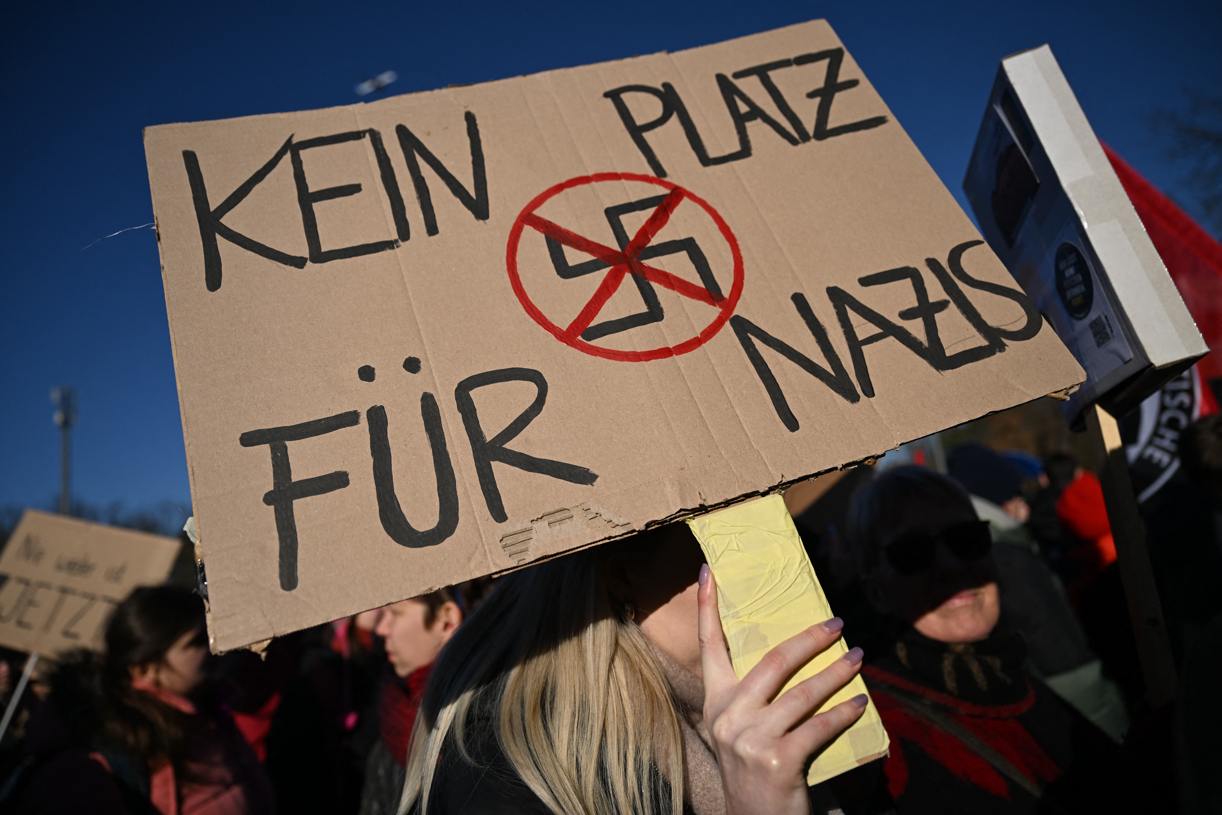La gente participa en una manifestación bajo el lema "Bloquear a Alice Weidel" (la colíder del partido de extrema derecha Alternativa para Alemania (AfD)), durante un mitin de campaña de la AfD en Neu-Isenburg el 1 de febrero de 2025.