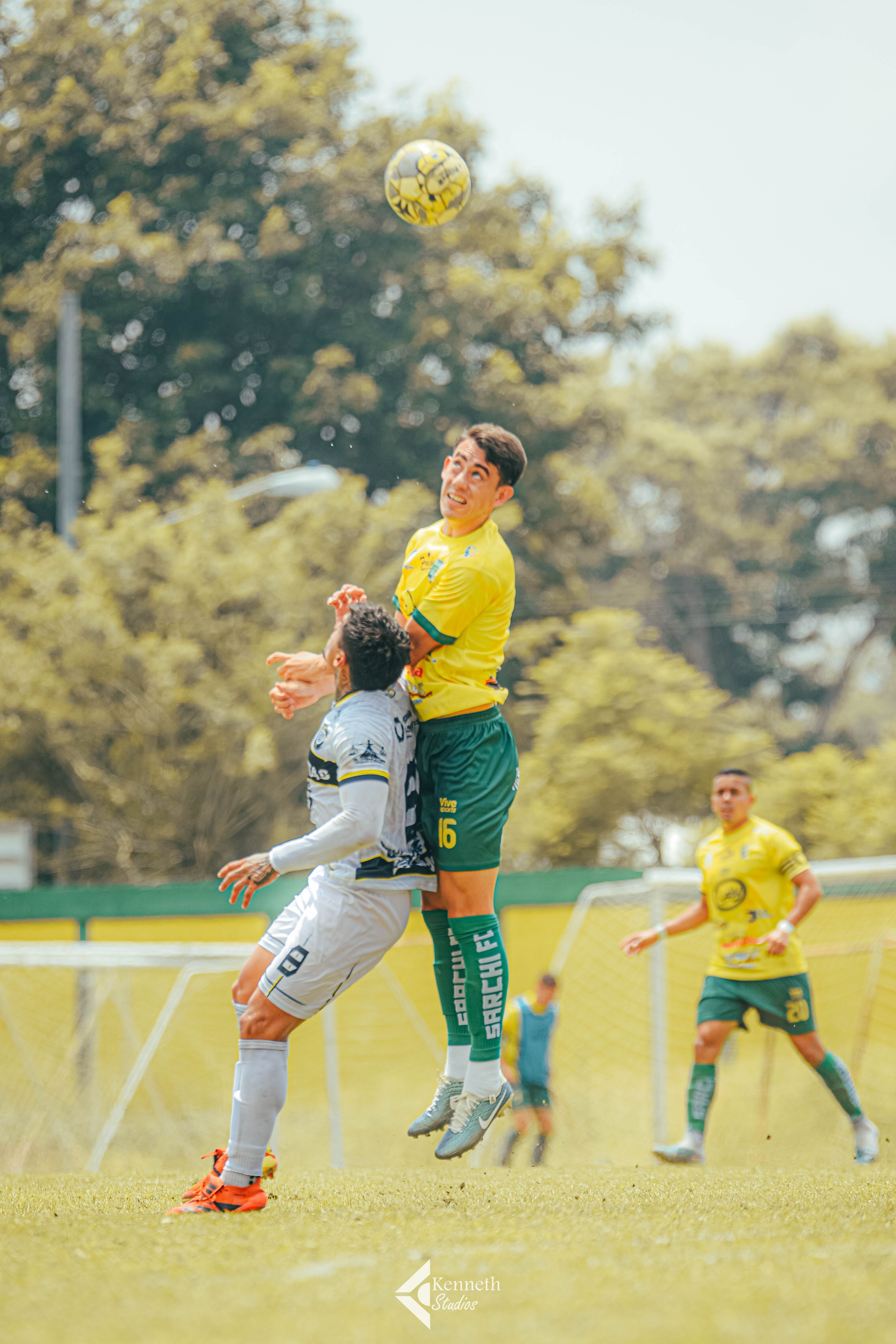 Kevin Cabezas disputó el balón en las alturas, sin problema alguno.