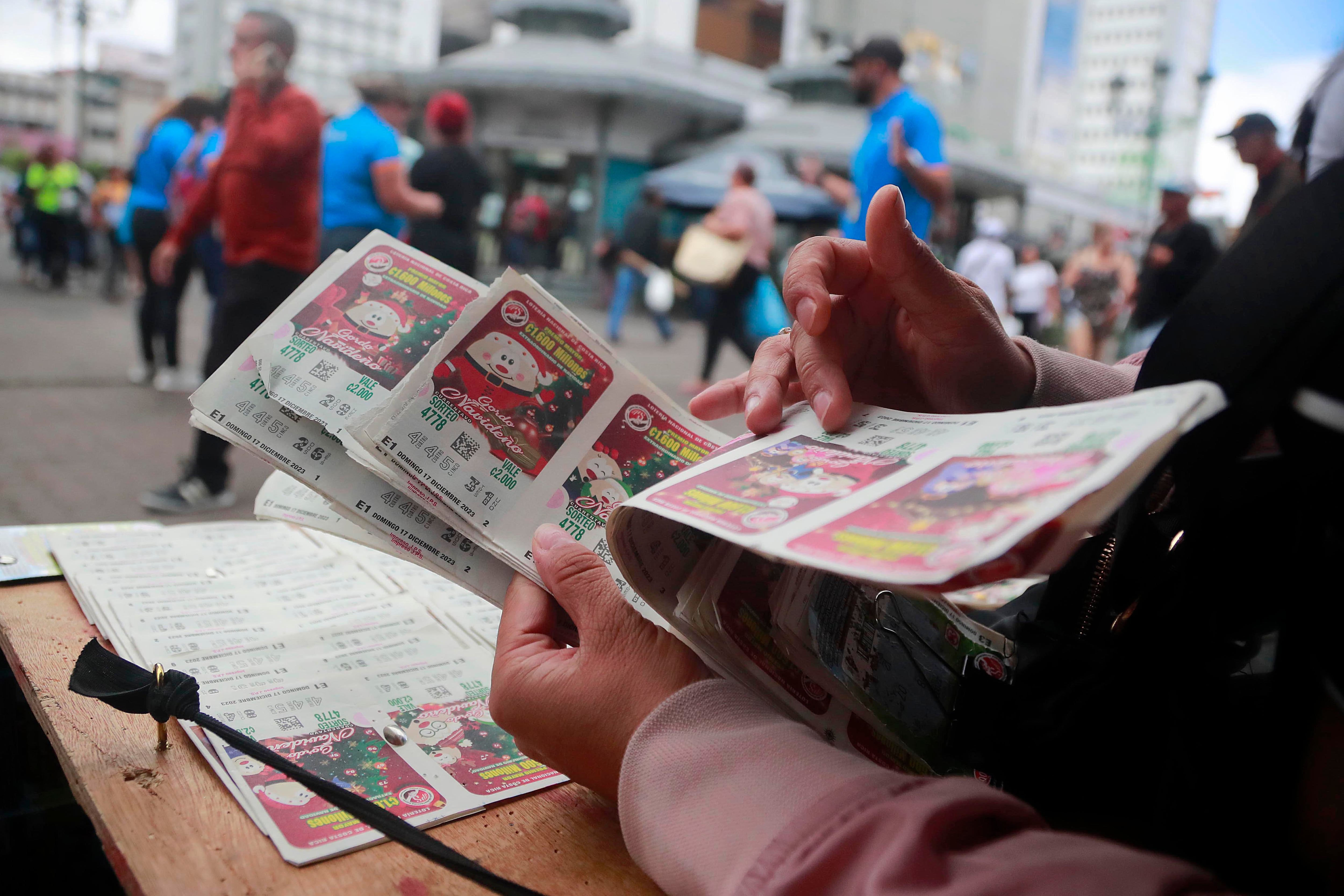 06/12/2023 San José. Vendedores de lotería aseguran que la venta de Navideña o Gordo navideño, como se le conoce, está muy mala.