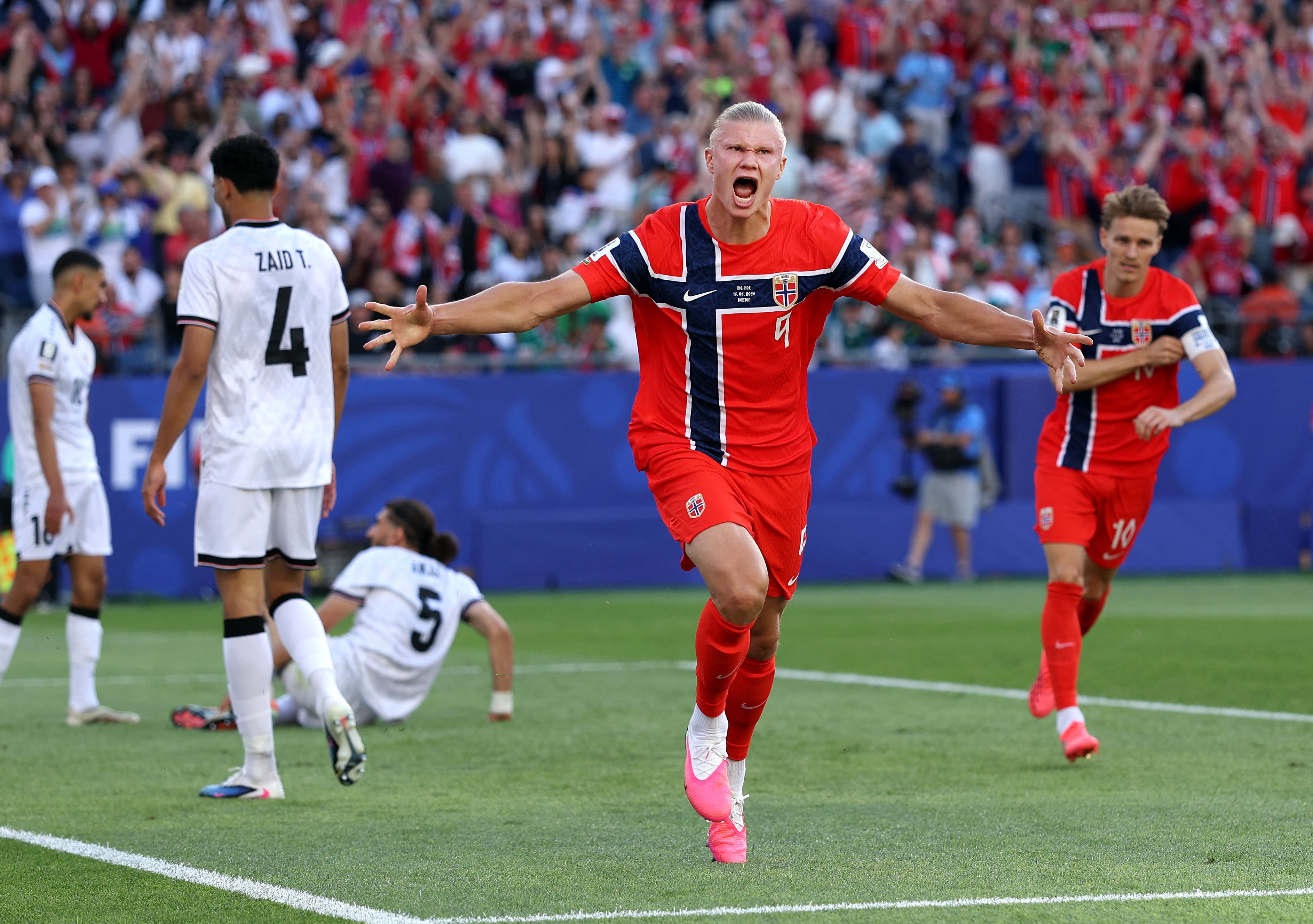Erling Haaland dice presente con doblete en su debut mundialista