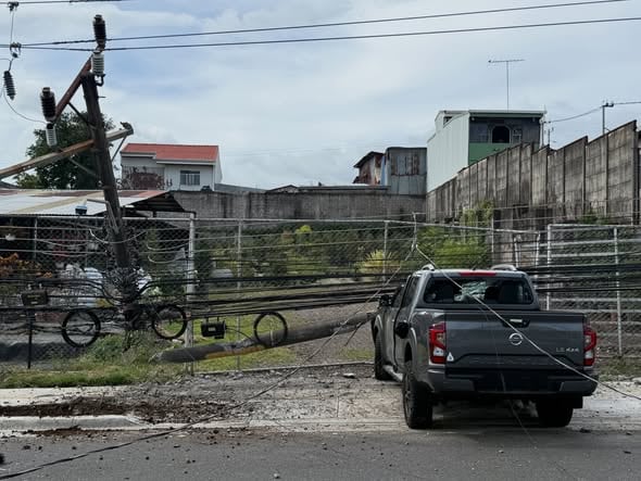 Un vehículo chocó contra un poste en Heredia.