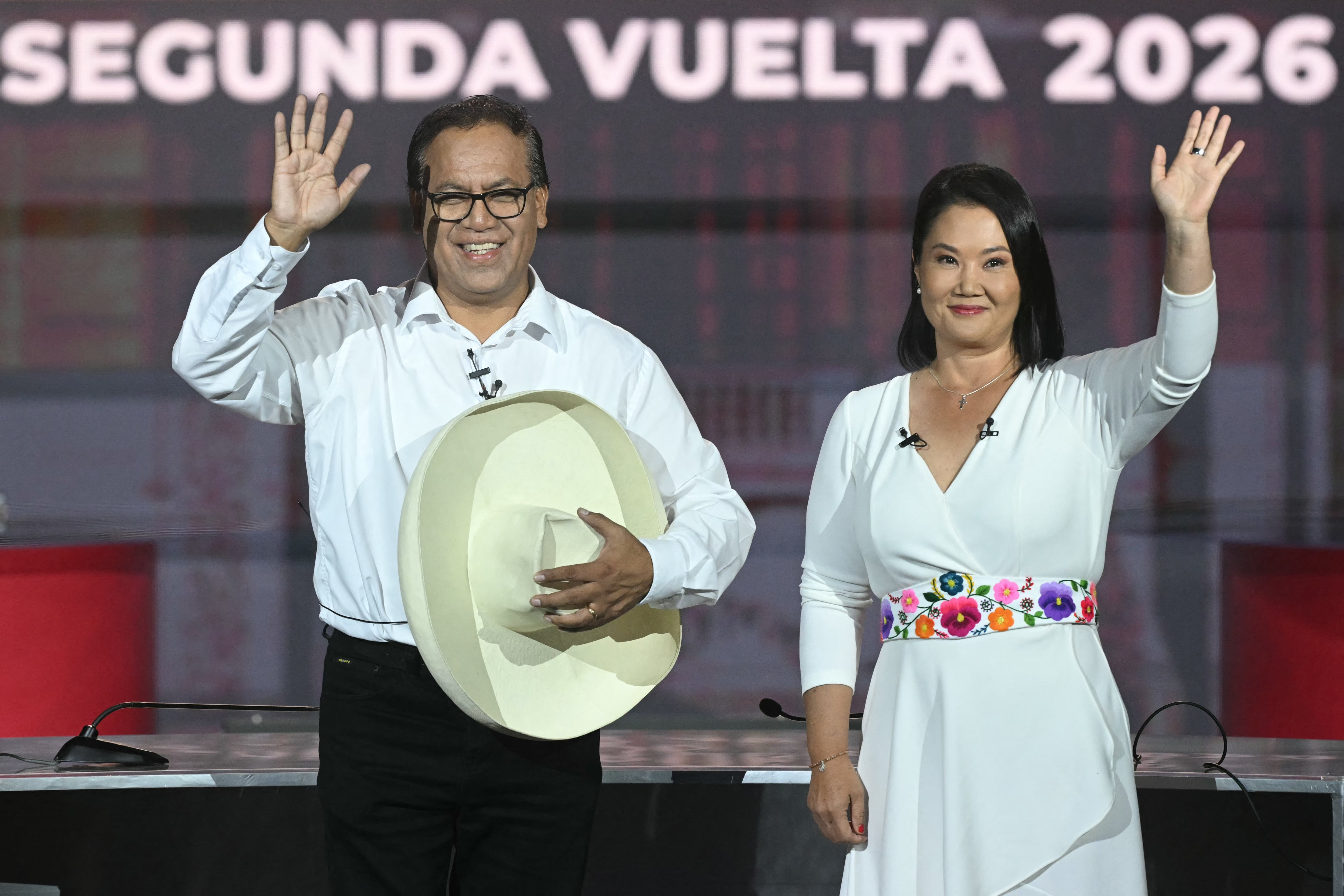 Keiko Fujimori y Roberto Sánchez saludan durante el debate presidencial realizado en Lima, una semana antes del balotaje del 7 de junio. Foto: Ernesto Benavides/AFP.