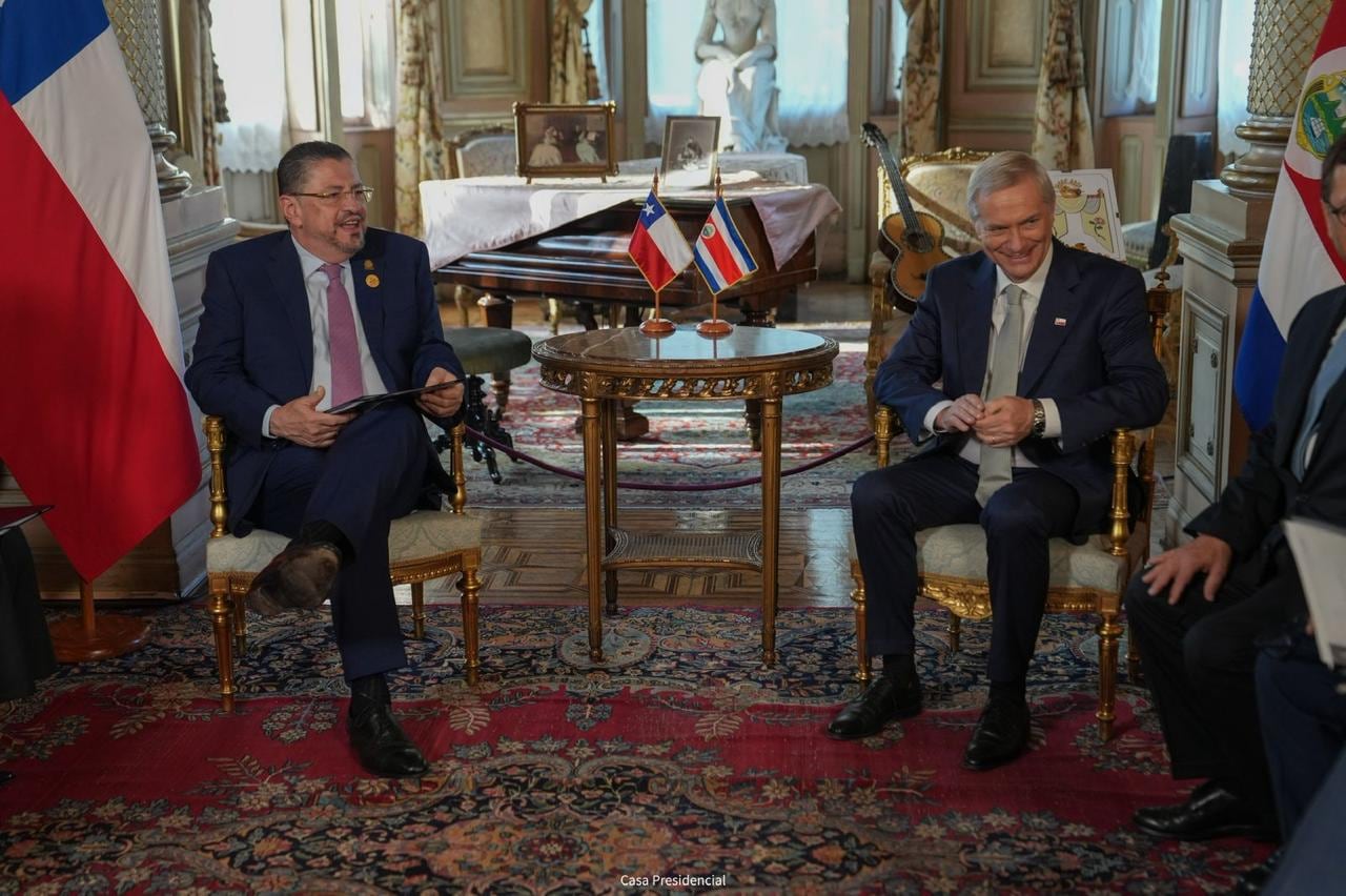 El mandatario Rodrigo Chaves y la presidenta electa, Laura Fernández, se reunieron con el ultraderechista José Antonio Kast, previo a la toma de posición del chileno.