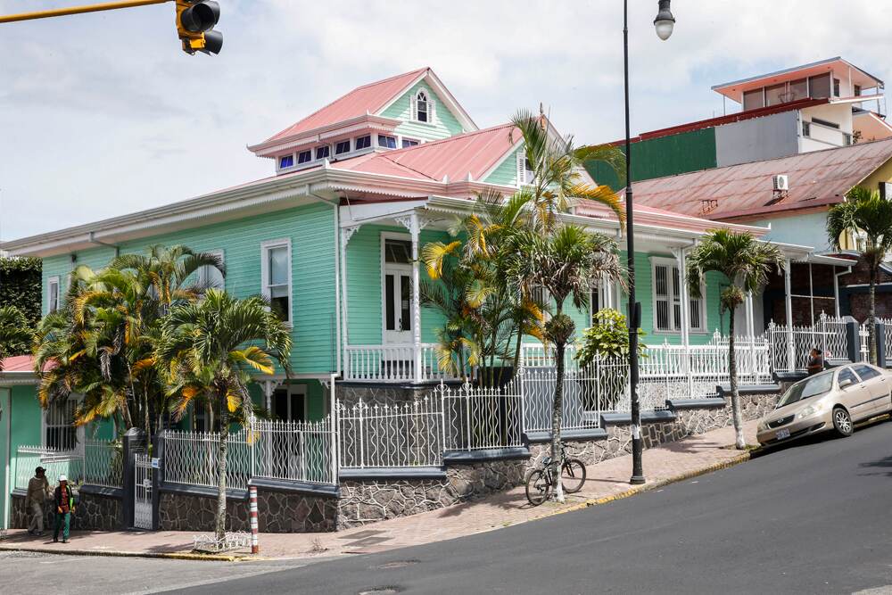 1 k La casa se encargó por catálogo y fue construida en 1910, fue una de las primeras edificaciones que se instalaron en barrio Amón, considerada una de las zonas de élite en la época. 2 k Las escaleras internas fueron removidas durante la época en que el inmueble se dividió en tres viviendas de alquiler con ingresos independientes. 3 k Los salones amplios que privilegian el espacio para eventos sociales son característicos de las edificaciones de tipo victoriano. 4 k Este estilo, vigente durante inicios del siglo pasado, también incluía detalles decorativos en techos y puertas. | FOTOS DE ADRIÁN SOTO.