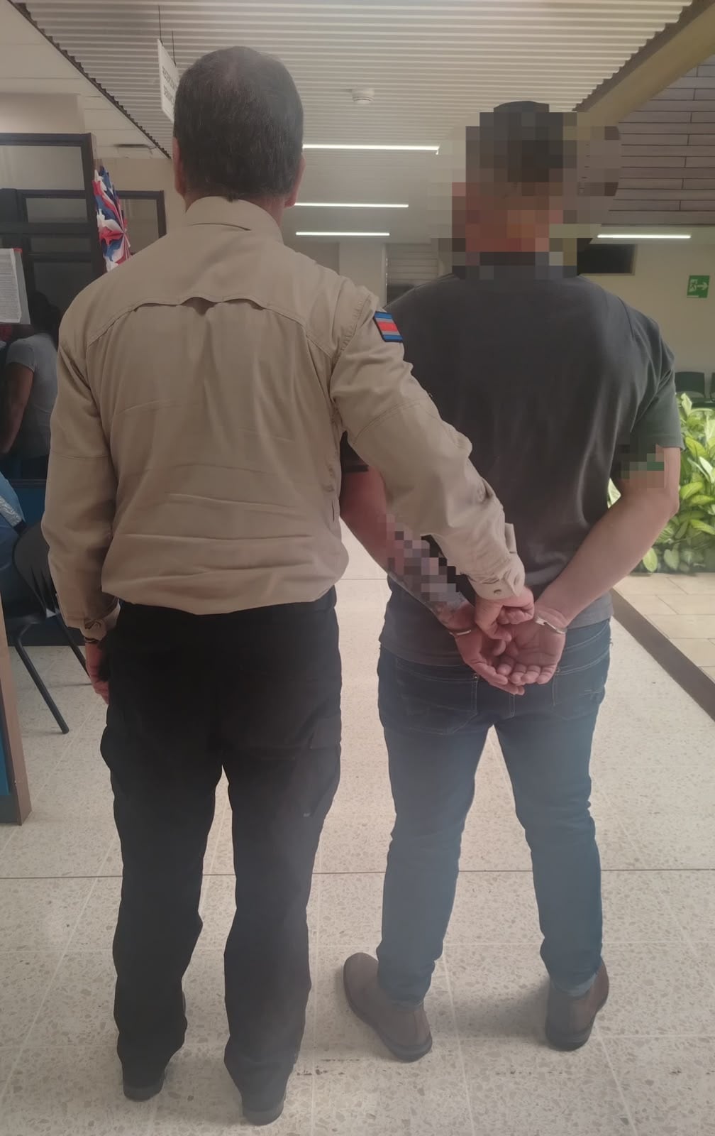 Sospechoso de patear y golpear un carro en San Ramón se entregó a las autoridades