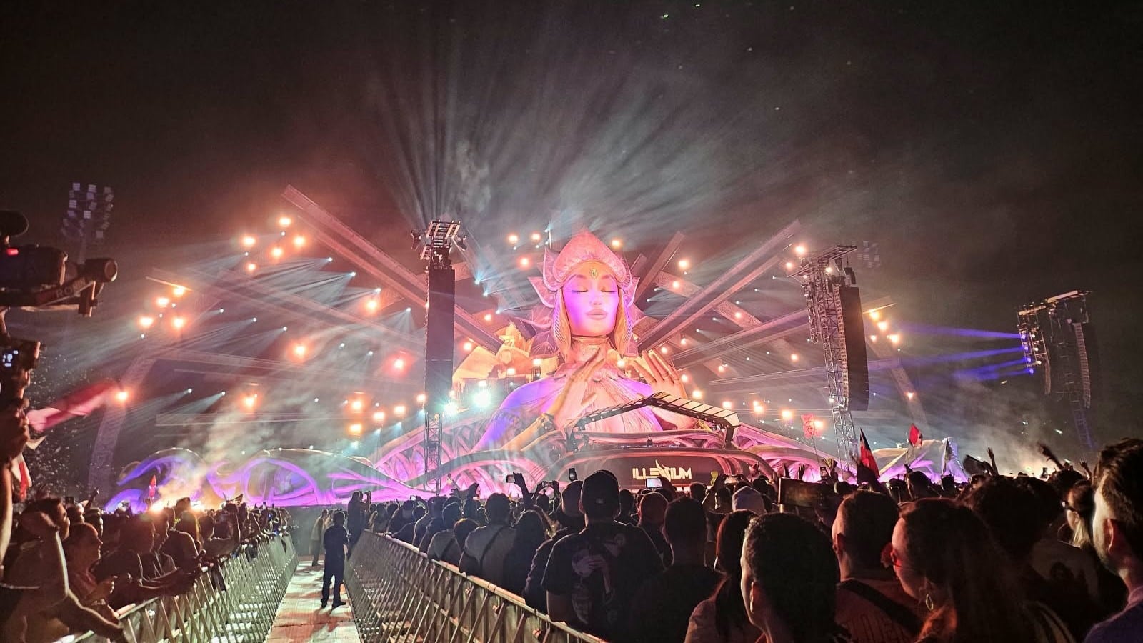 Costarricense muere durante festival EDC de música electrónica en Medellín, Colombia