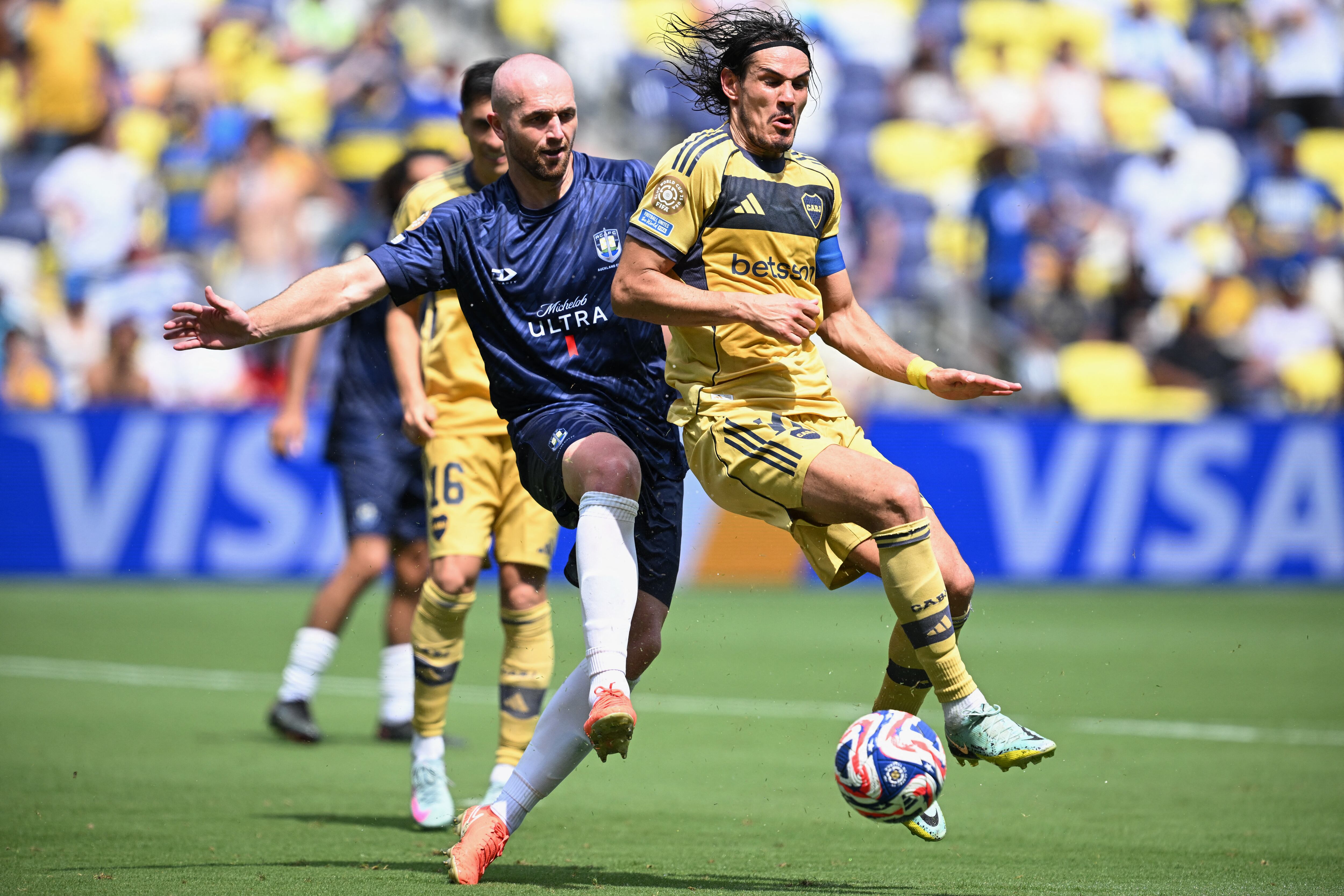 El defensor neozelandés de Auckland City, número 04, Christian Gray, y el delantero uruguayo de Boca Juniors, número 10, Edinson Cavani, disputan el balón durante el partido del Grupo C del Mundial de Clubes de la FIFA 2025, entre Auckland City de Nueva Zelanda y Boca Juniors de Argentina, en el estadio Geodis Park de Nashville, el 24 de junio de 2025. (Foto de Federico PARRA / AFP)