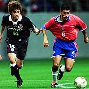 Mauricio Solís, antes del Mundial 2002, enfrentó a Nakamura, del club Nagoya. Ese día la Sele perdió 0 a 2. EN JAPÓN. | CARLOS BORBÓN