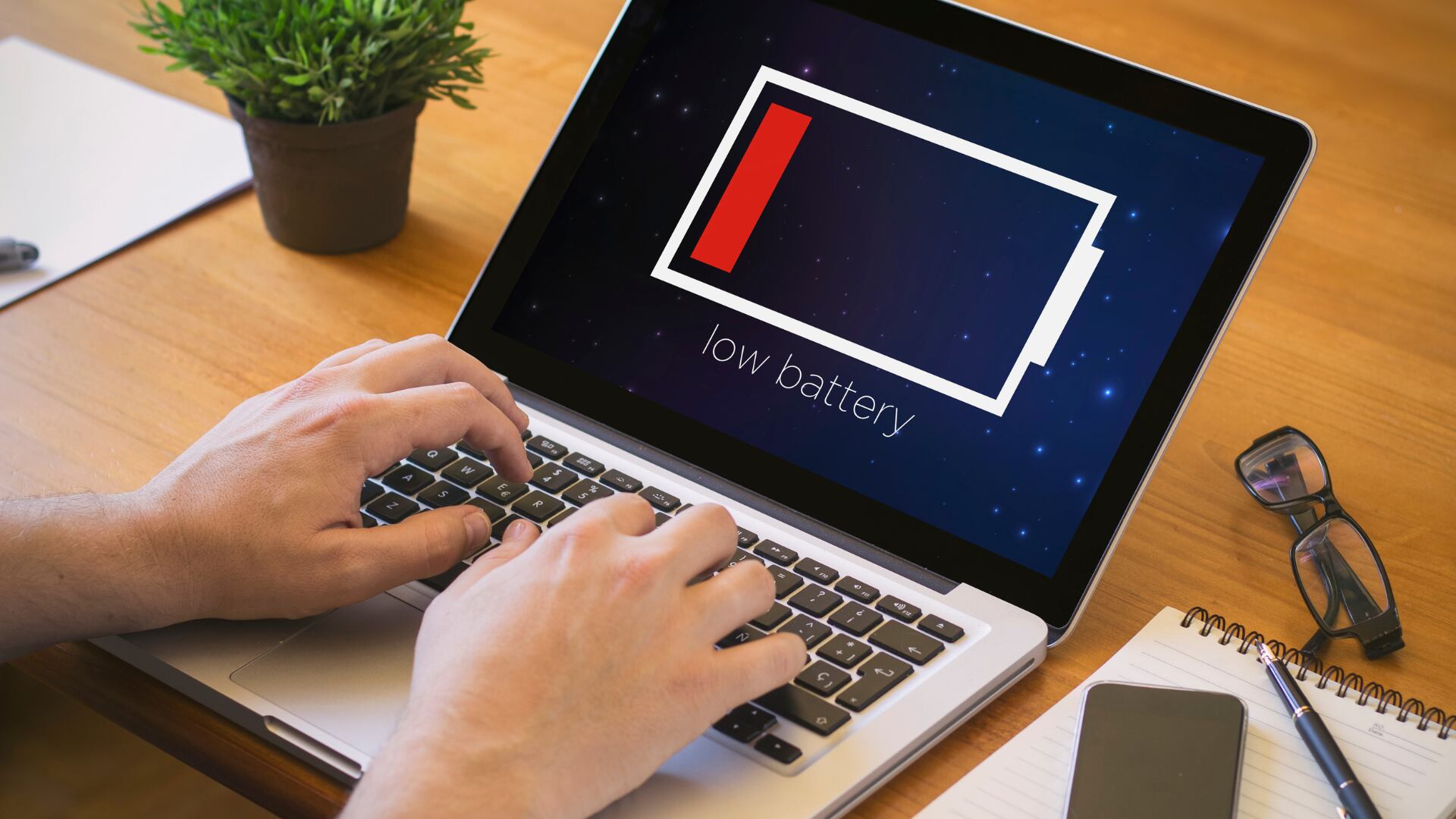 El equipo se apaga con 40% de batería. Vea cómo calibrar y cuidar la batería de su computador portátil sin herramientas externas.