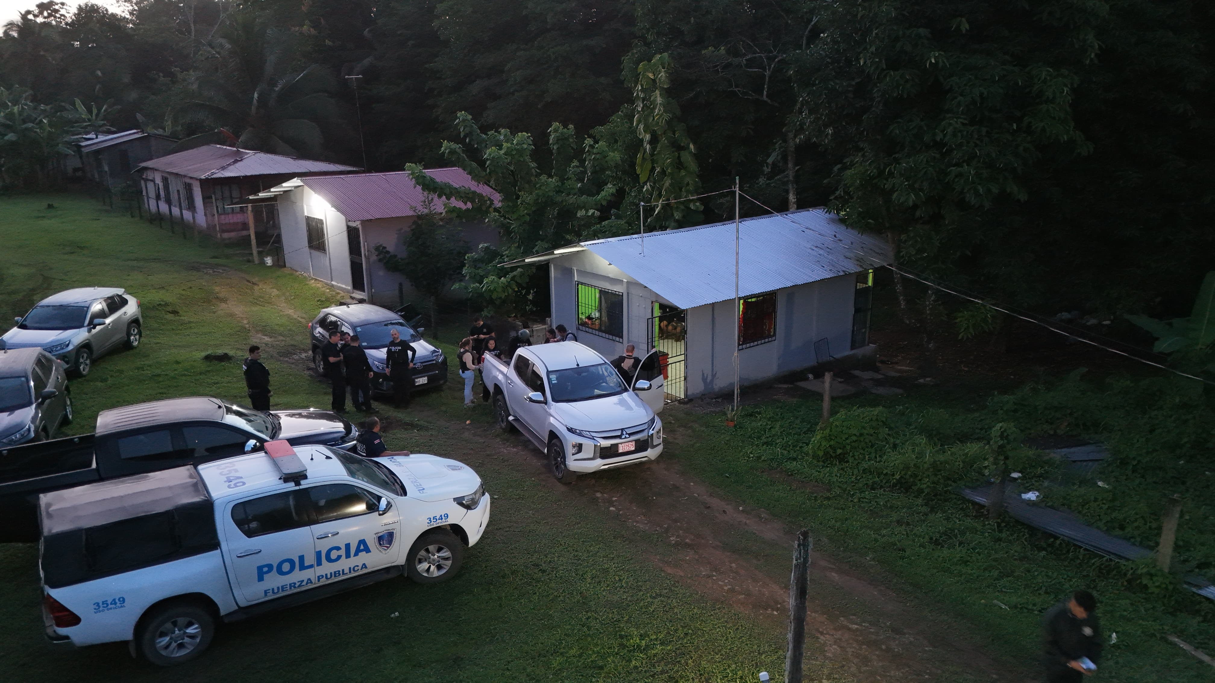 Operativo en Cuba Creek. El OIJ actuó esta madrugada en 39 puntos de Limón y seis celdas en cárceles del país para frenar a la banda de alias Curry, liderada desde prisión y asociada a 15 homicidios. Se presume que operaba en alianza con Tony Peña Russell, alias la T.