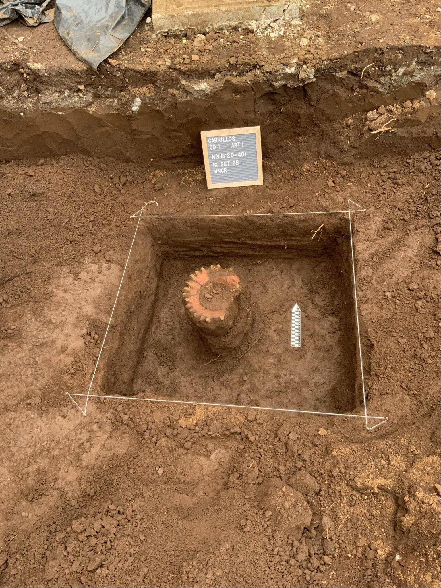 Restos de un antiguo cántaro precolombino, cuidadosamente expuesto por especialistas del Museo Nacional durante las excavaciones en Alajuela.