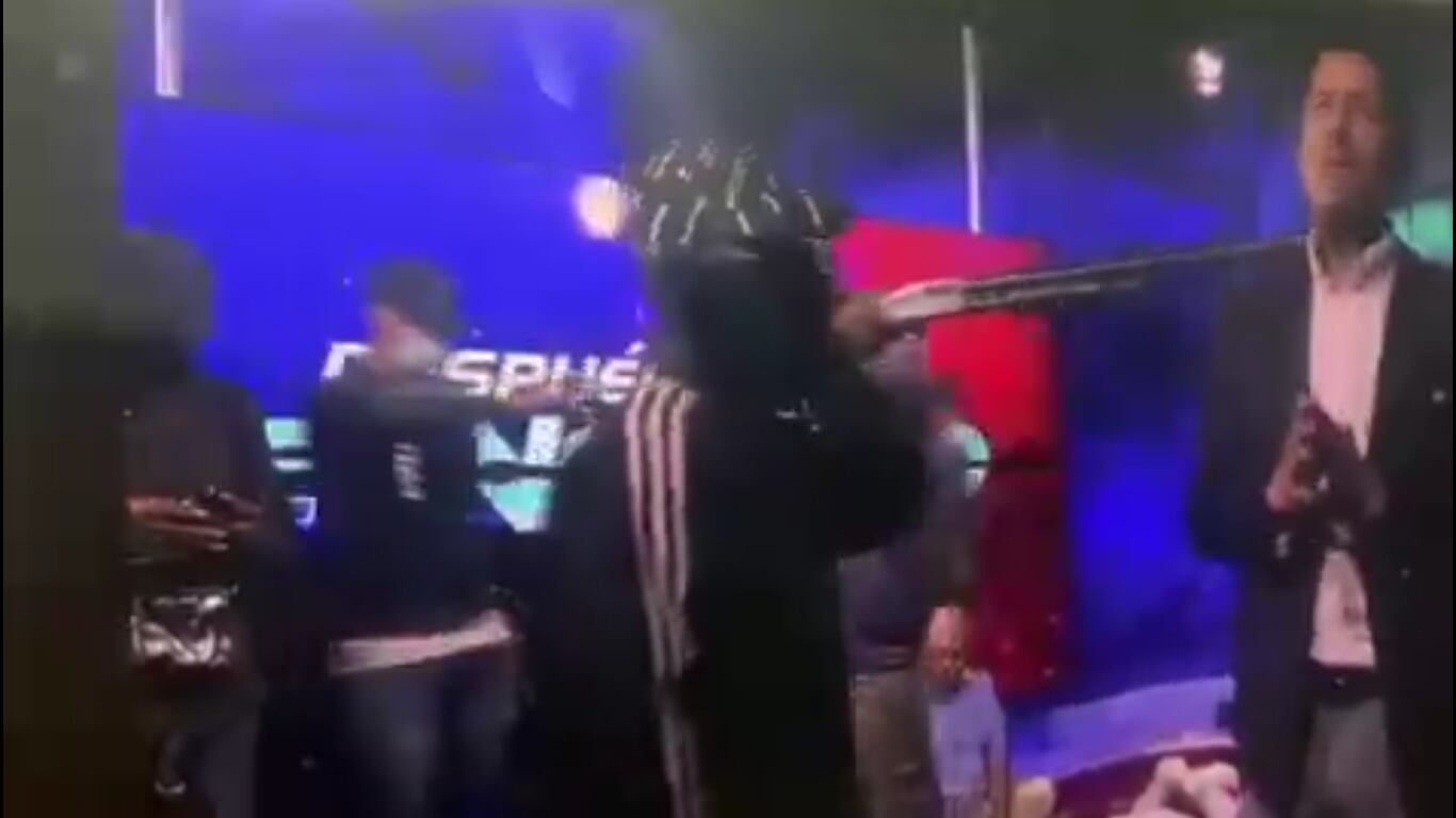 Momento en que uno de los periodistas de la televisora pública de Ecuador, obligado por los encapuchados, pide a la policía que se retire del canal.