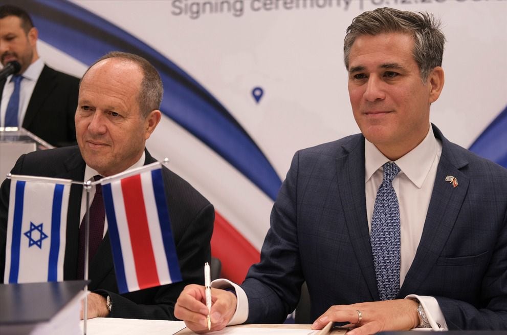 El ministro de Comercio Exterior de Costa Rica, Manuel Tovar (der.) y el ministro de Economía e Industria de Israel, Nir Barkat, durante la firma del TLC entre ambos países. Fotografía: